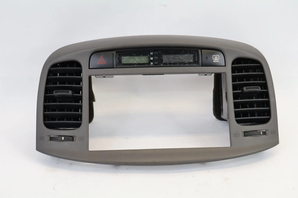 06-11 HYUNDAI ACCENT CENTER DASH RADIO CLIMATE BEZEL PANEL W VENTS & CLOCK OEM