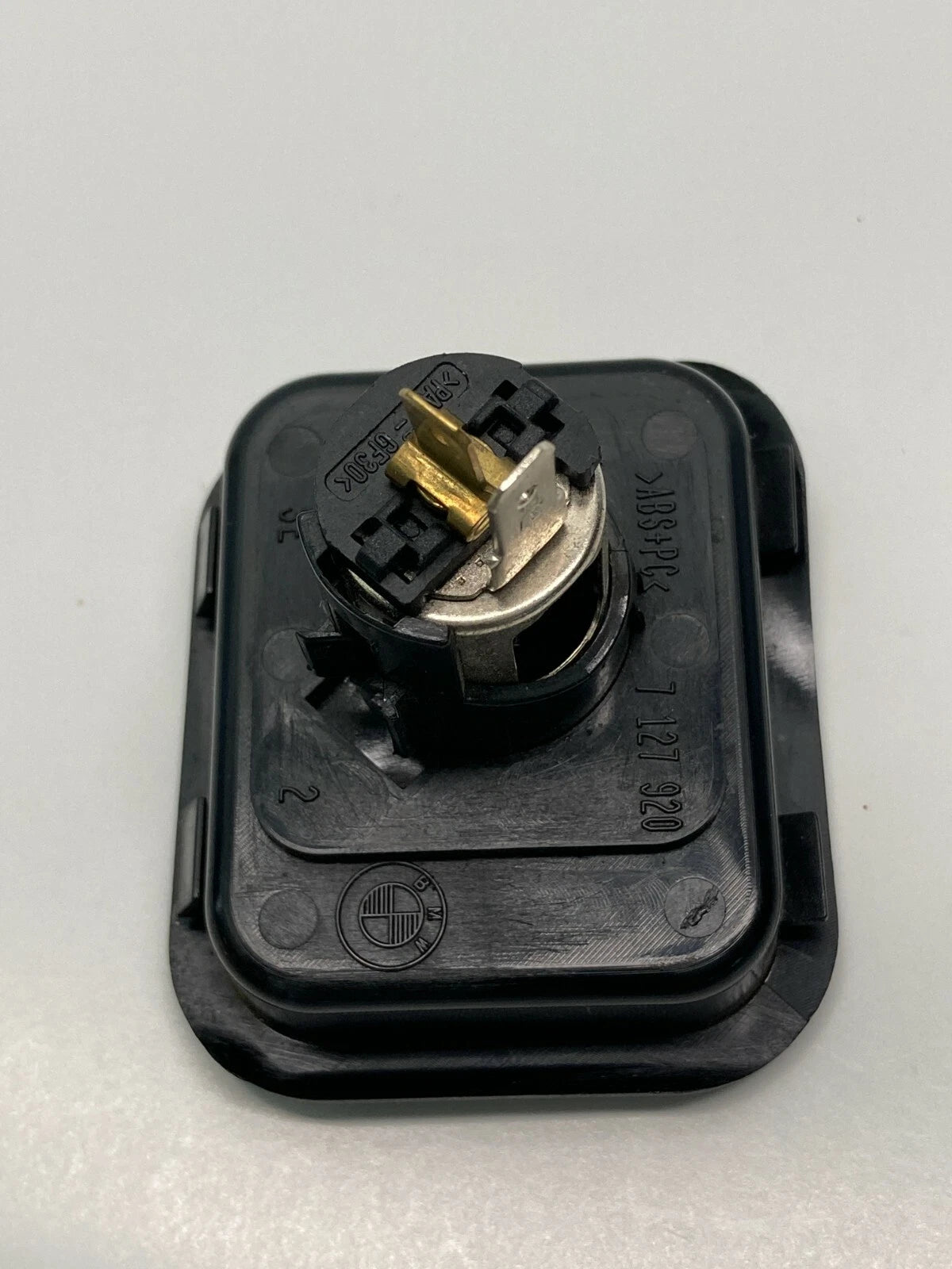 2004-2010 BMW 5-SERIES M5 POWER OUTLET PLUG SOCKET ASSEMBLY W/ COVER OEM