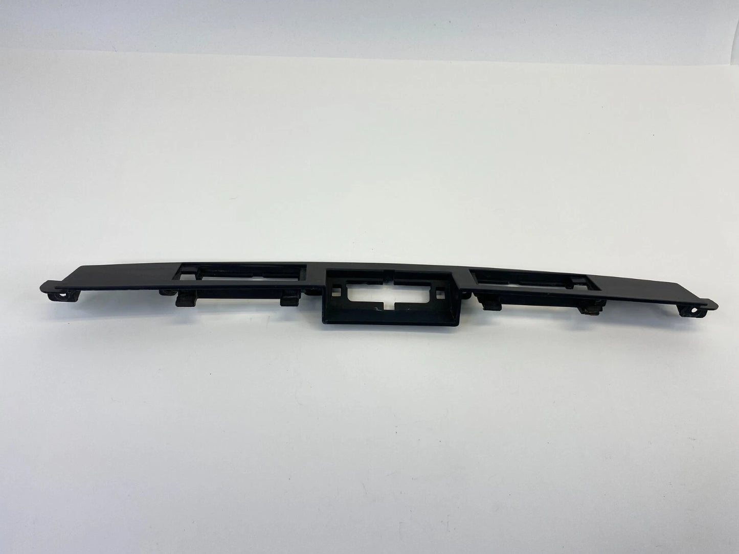 2010-2015 HYUNDAI TUCSON TRUNK TAILGATE LOWER GARNISH BEZEL 873722S000 OEM