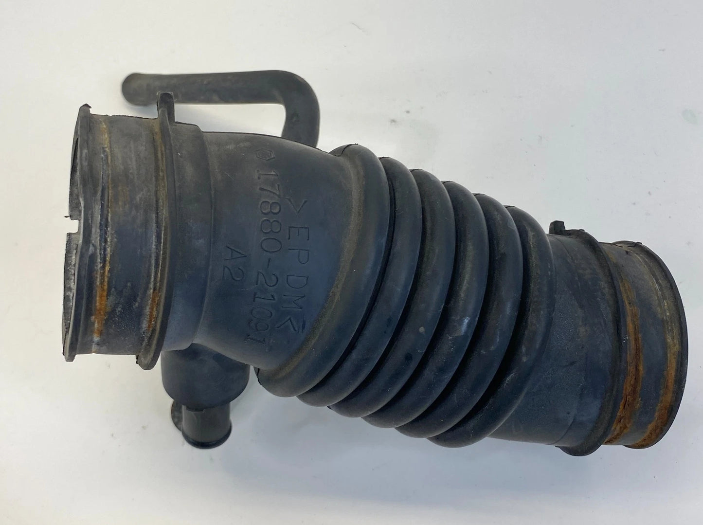 2006-2018 TOYOTA YARIS AIR INTAKE CLEANER HOSE INLET DUCT TUBE PIPE 17880-21091