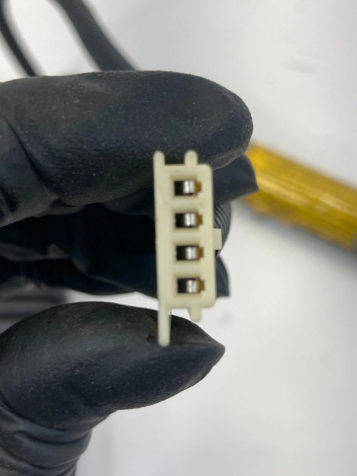 05-11 CADILLAC STS REAR LEFT SIDE SEAT BELT BUCKLE RECEIVER W/ PRETENSIONER OEM