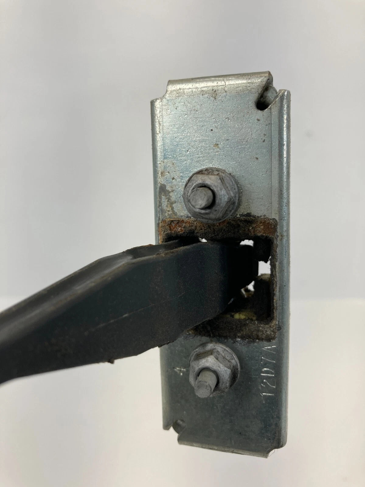 06-09 CHEVROLET TRAILBLAZER FRONT RIGHT DOOR CHECK STRAP STOPPER HINGE 15929399