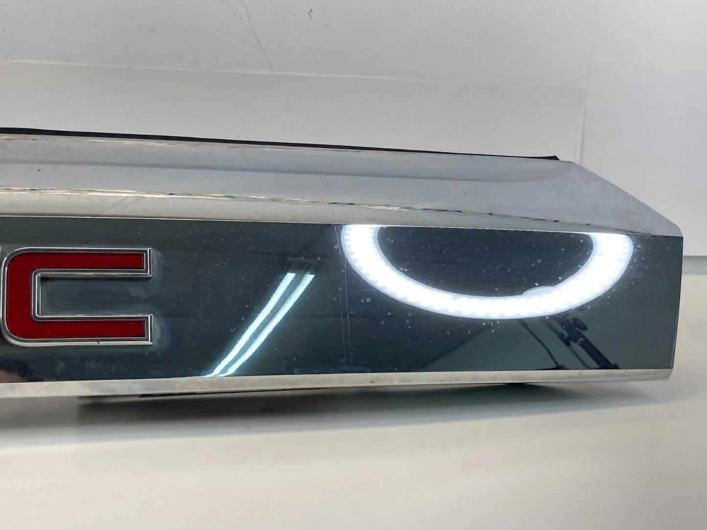 2010-2015 GMC TERRAIN TRUNK LID LICENSE PLATE BEZEL MOLDING W/ CAM 20881057 OEM