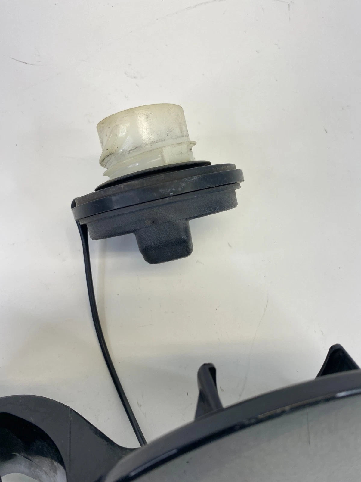 2014-2019 Kia Soul WAGON Fuel Filler Door w/Gas Tank Cap Lid 69510-B2000