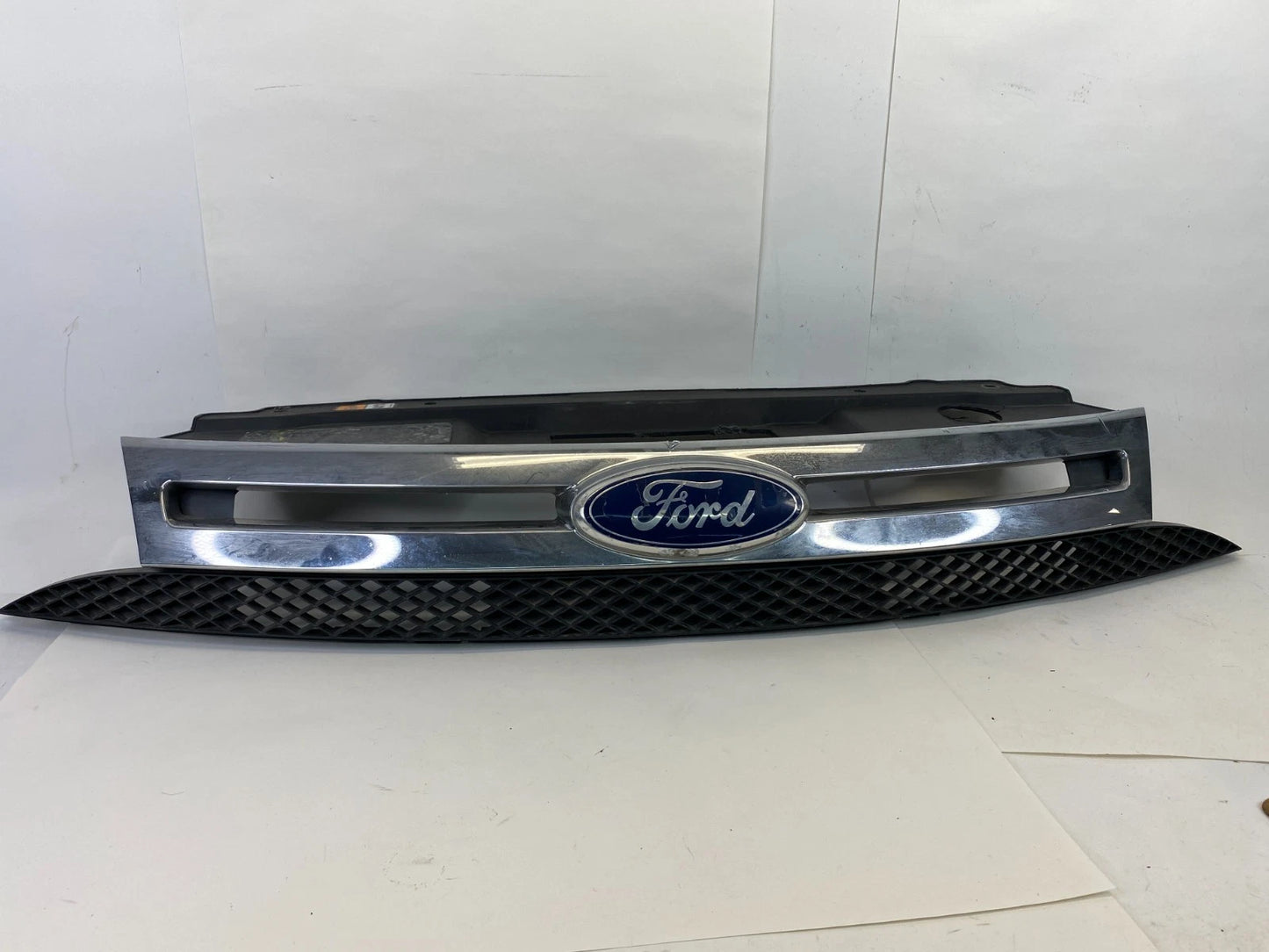 2008-2011 FORD FOCUS SEDAN UPPER CHROME GRILLE GRILL ASSY 8S43-8200-BGW OEM