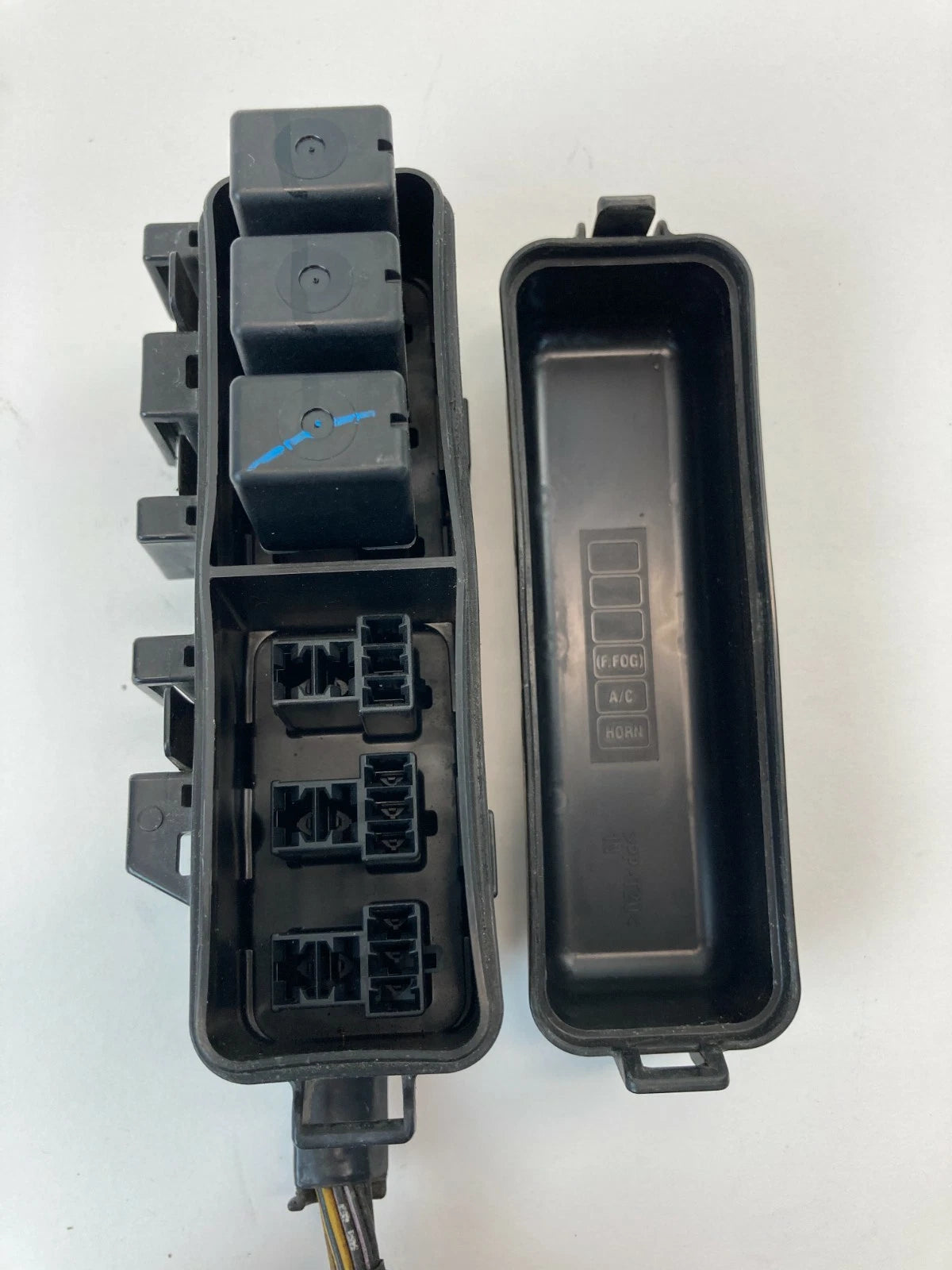 2007 2008 2009 MAZDA CX-7 CX7 FRONT RIGHT PASSENGER FUSE BOX RELAY ASSEMBLY OEM