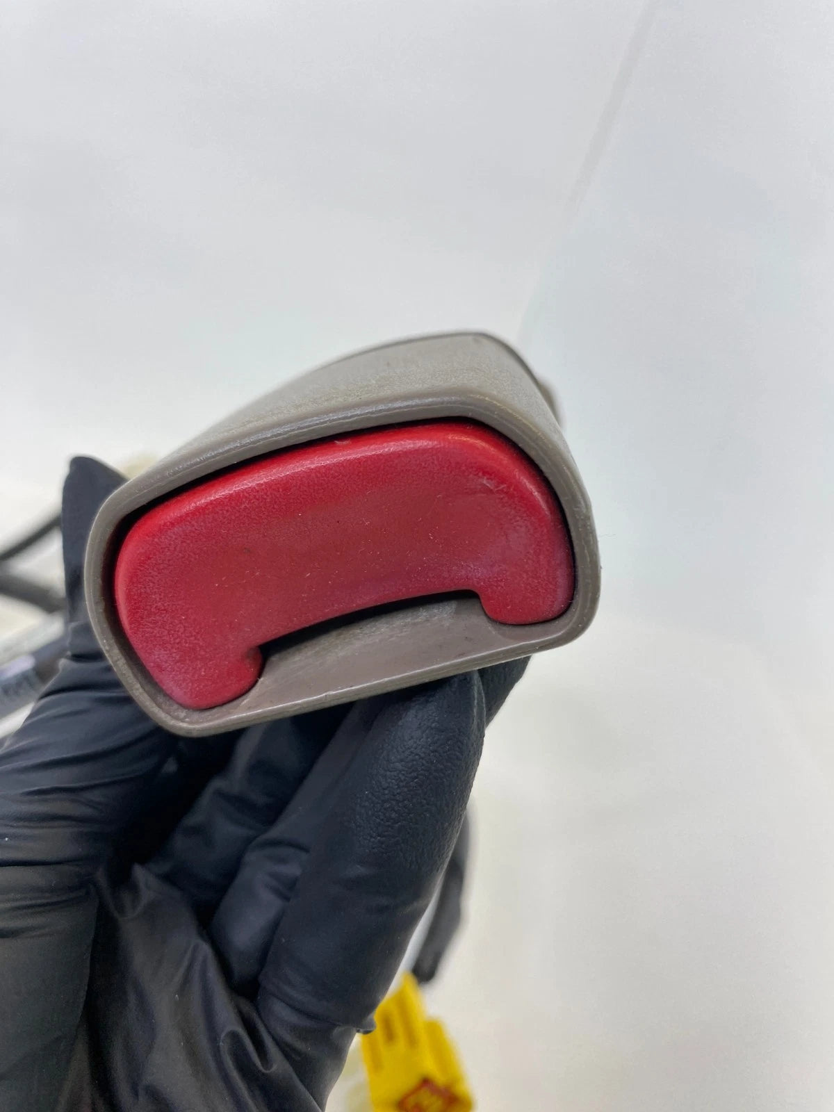 03-05 MOUNTAINEER 04 05 EXPLORER FRONT LEFT DRIVER SIDE SEAT BELT BUCKLE END OEM