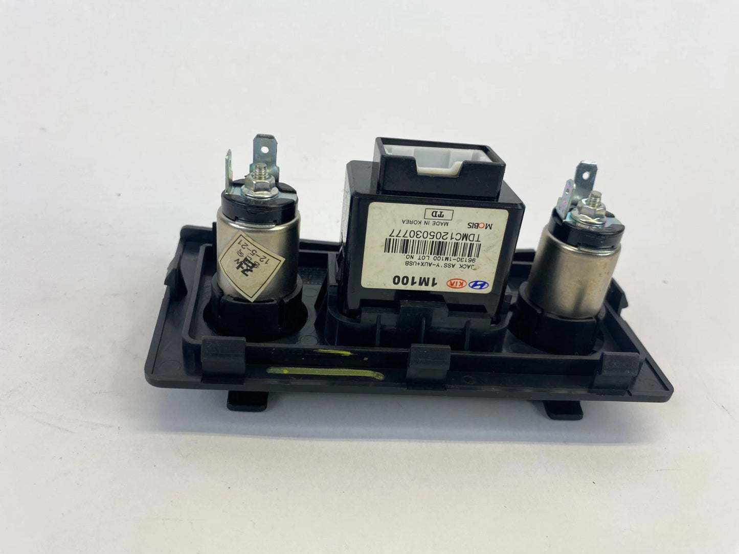 2010-2013 KIA FORTE CONSOLE POWER AUX USB IPOD MEDIA PORT ASSY 84620-1M090 OEM