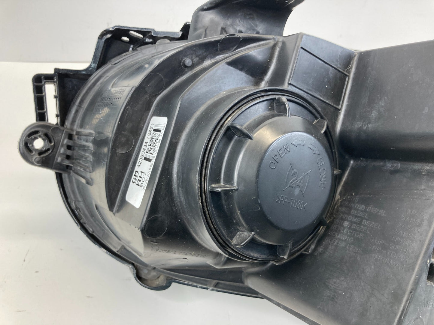 12-16 Chevrolet Sonic Front Right Passenger Side Headlight Lamp Halogen 42390434