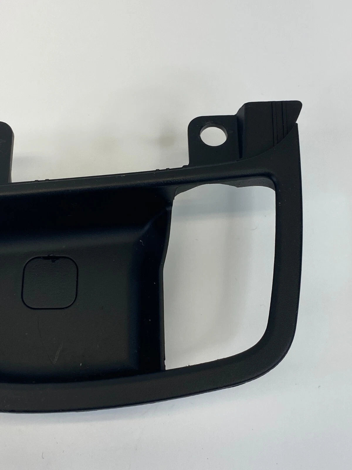 2011-2016 HYUNDAI ELANTRA REAR RIGHT SIDE INSIDE DOOR HANDLE BEZEL 83621-MD100