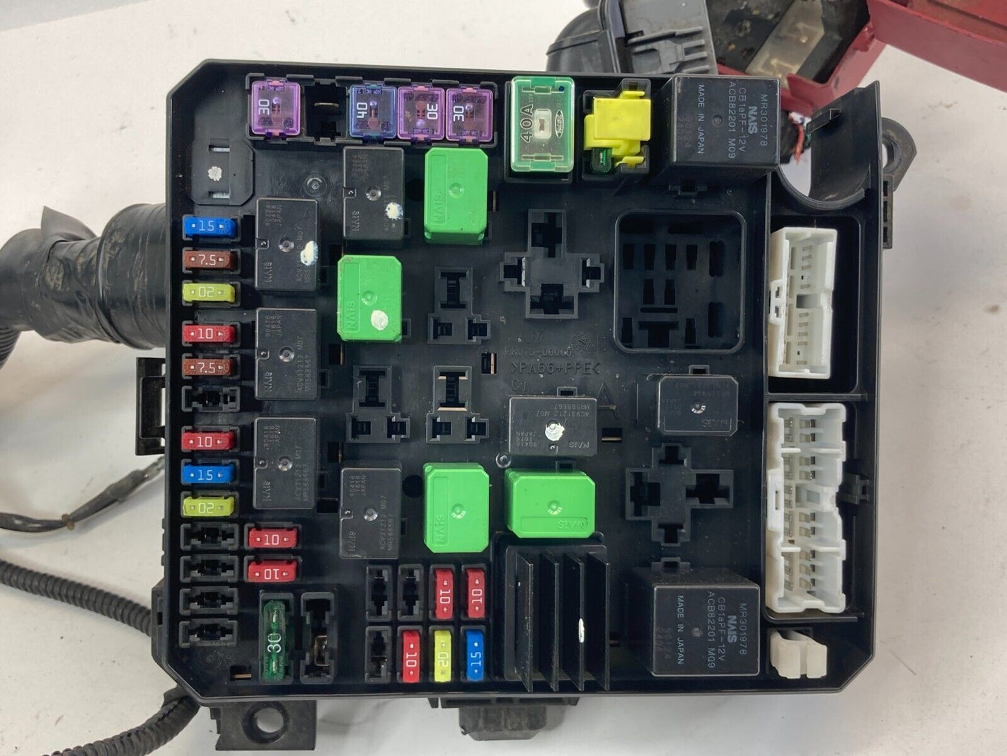 2008-2013 Mitsubishi Outlander 2.4L L4 16V Engine Conpartemt Fuse Junction Box