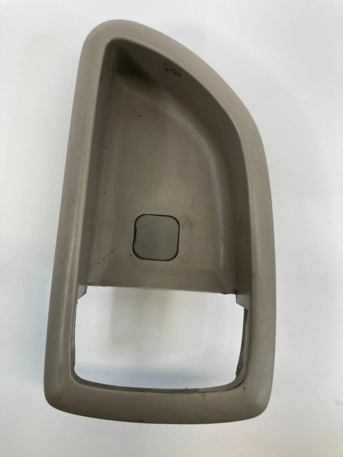 03-09 KIA SORENTO FRONT LEFT DRIVER SIDE INNER DOOR HANDLE BEZEL TRIM 826213E000