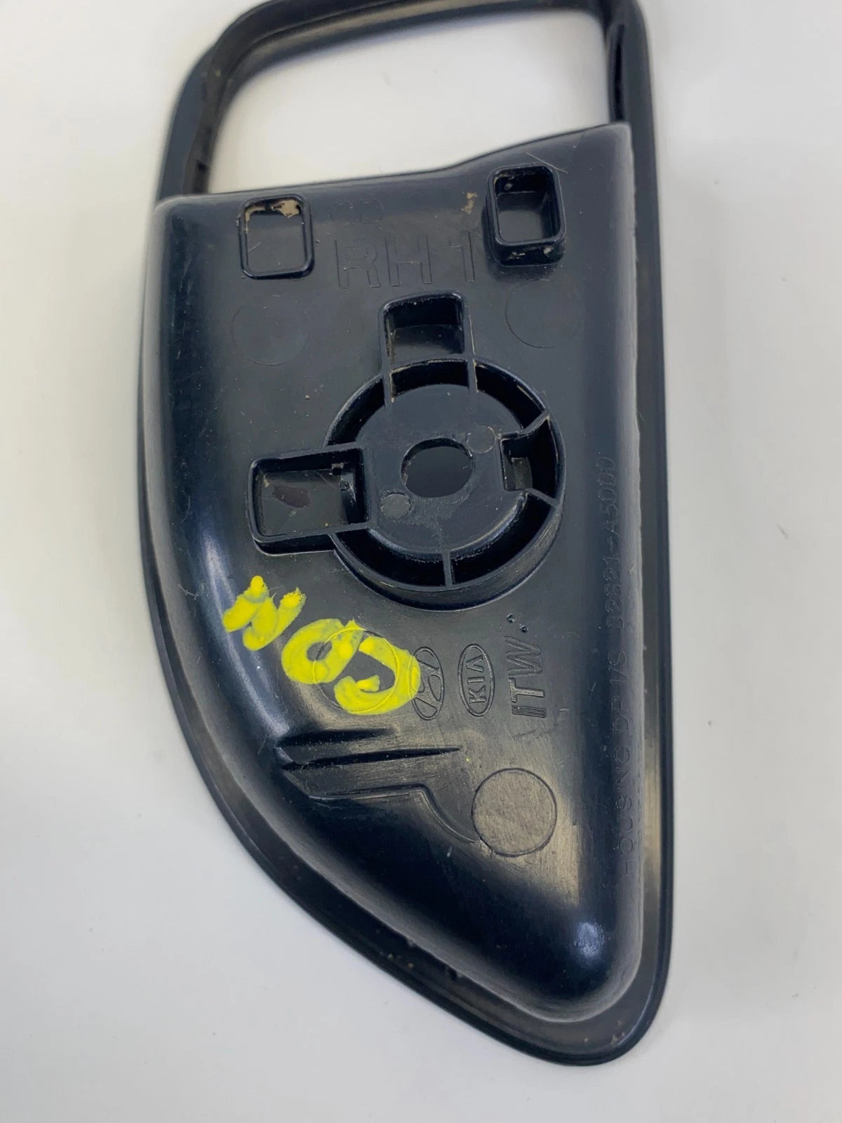 2013-2017 HYUNDAI ELANTRA GT INTERIOR RIGHT DOOR HANDLE BEZEL COVER 82621-A5000