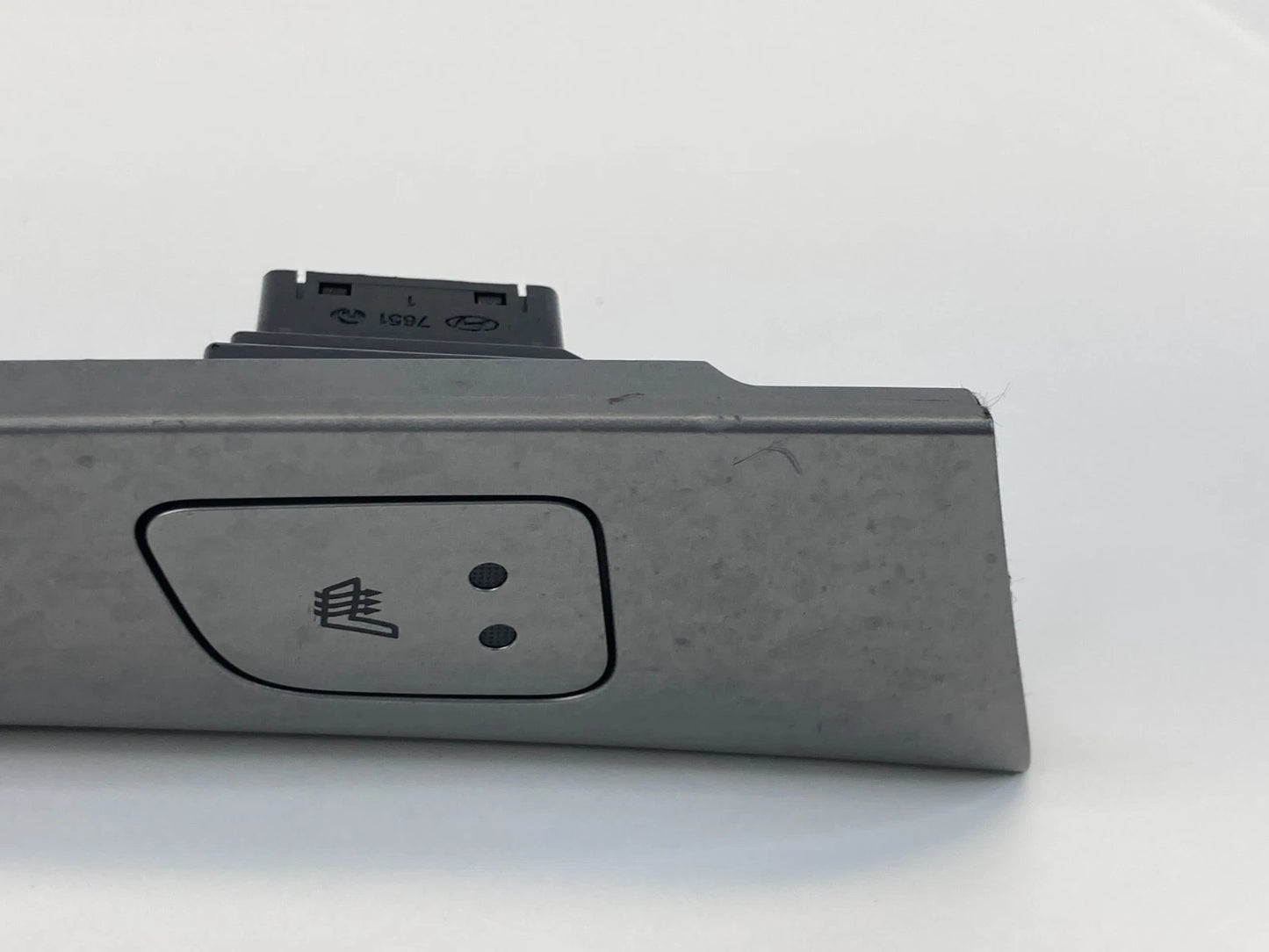 09 10 HYUNDAI SONATA CENTER CONSOLE RIGHT SIDE HEATED SEAT SWITCH W/ BEZEL OEM