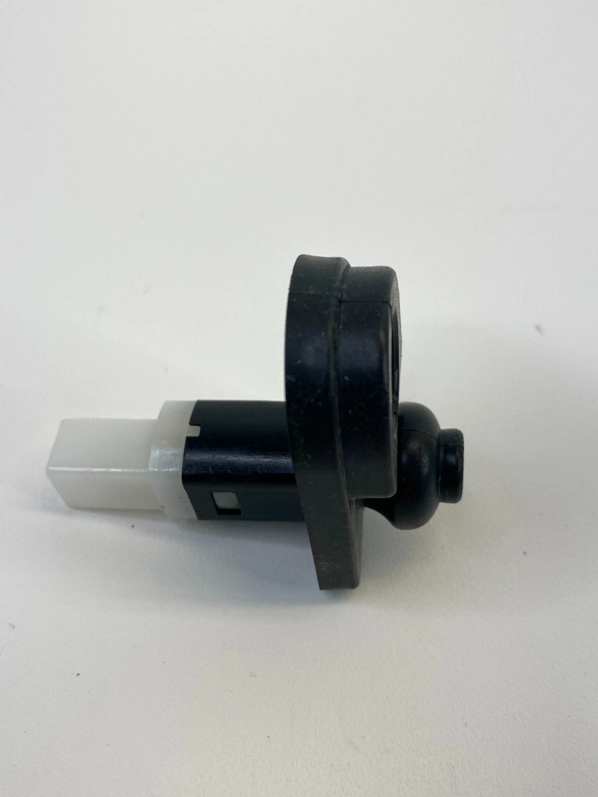 15-22 HYUNDAI ACCENT 13-17 VELOSTER DOOR LIGHT AJAR JAMB SENSOR SWITCH OEM