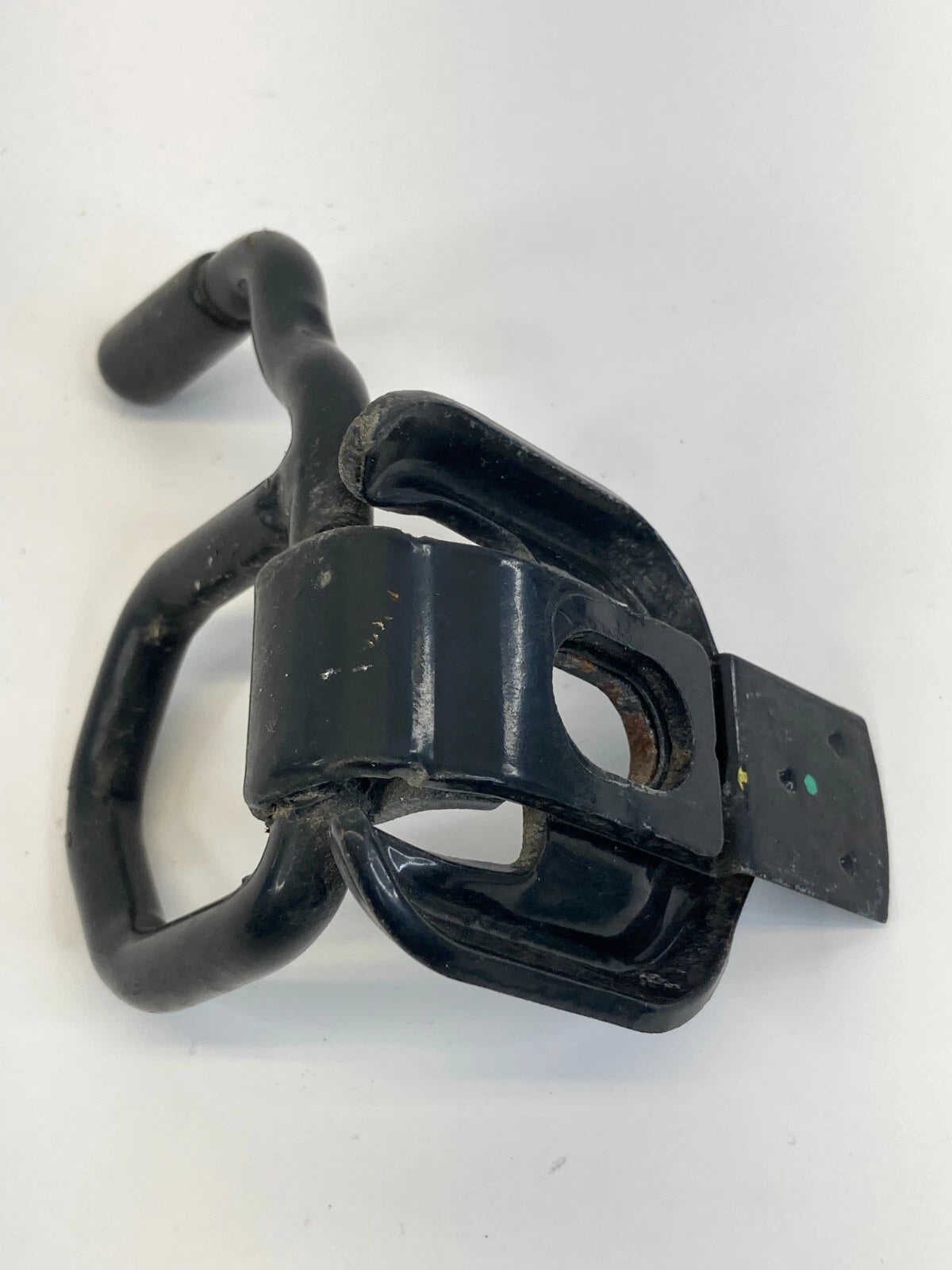 03 04 05 06 CHEVROLET AVALANCHE 1500 RIGHT BED CARGO HOOK STRAP TIE DOWN OEM