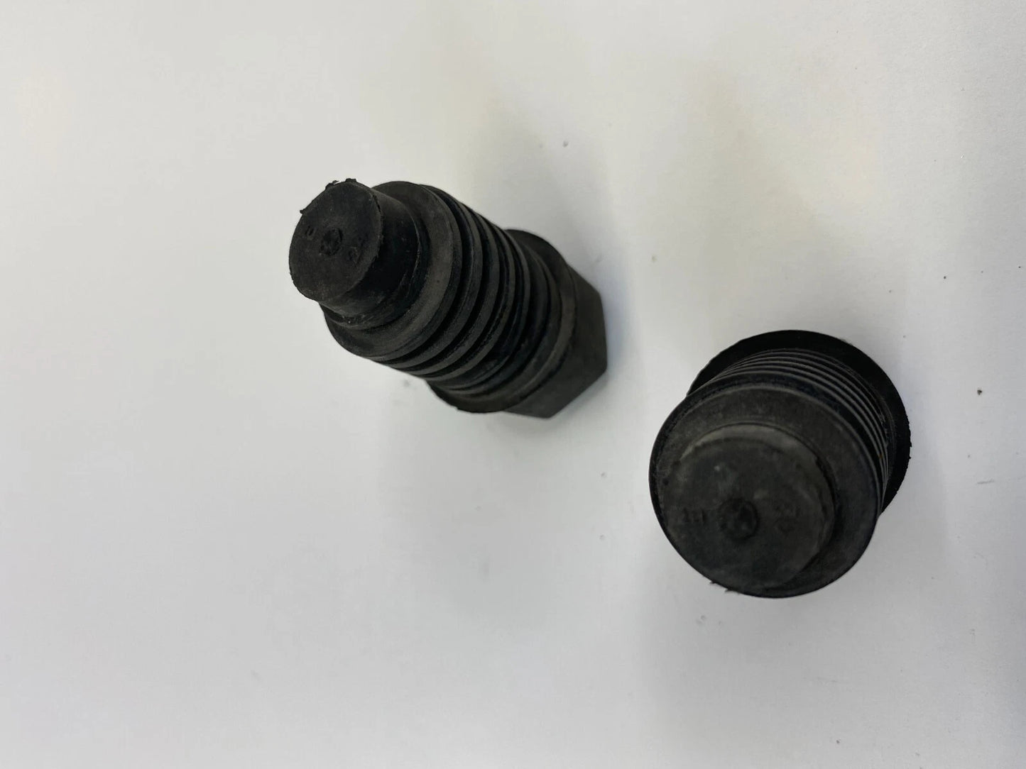 2006-2011 BUICK LUCERNE FRONT HOOD RUBBER CUSHION BUFFER STOPPER BUMPER SET OEM