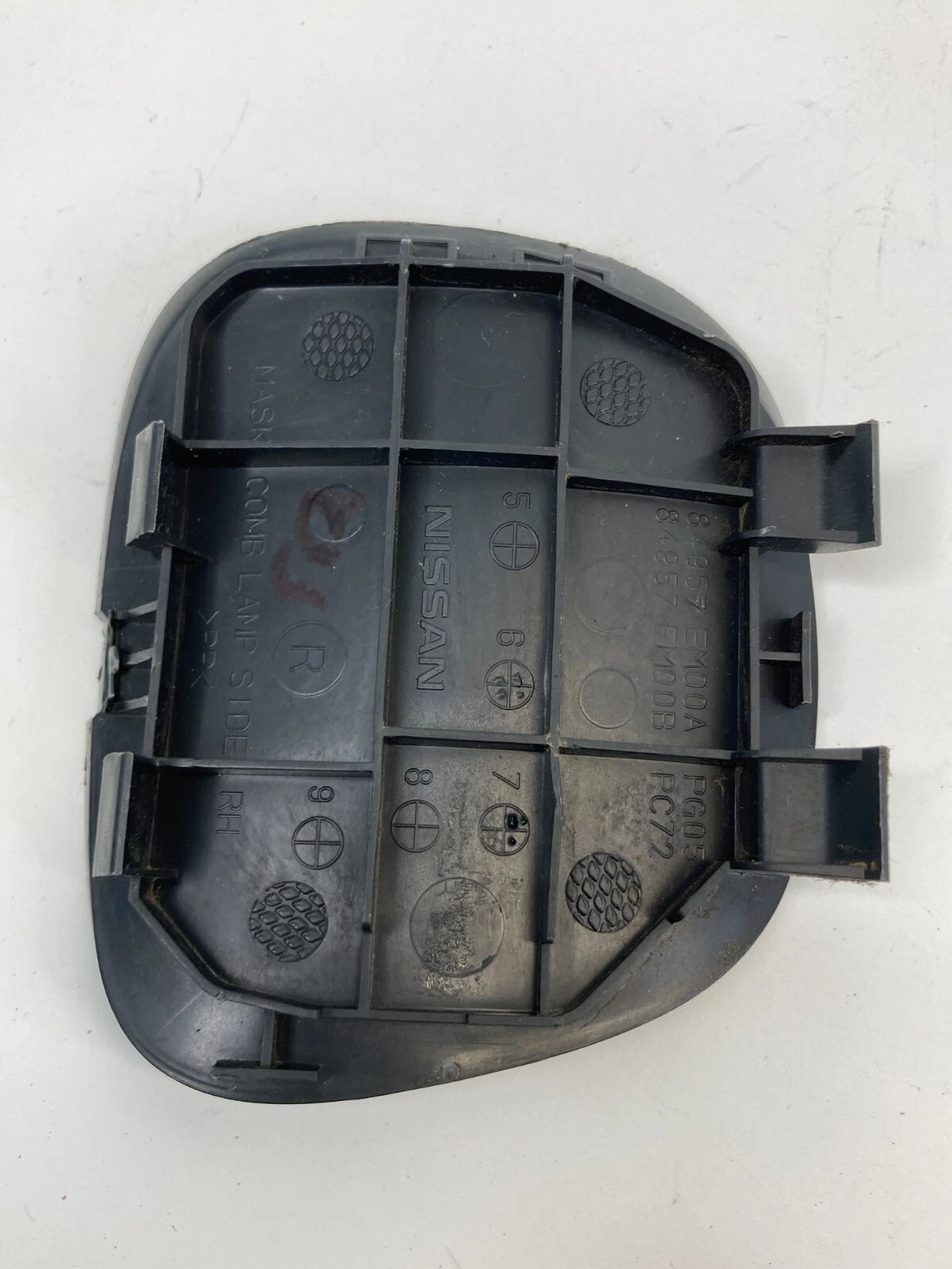 07-12 VERSA HTCBK INNER TRUNK AREA RIGHT TAILLIGHT MASK ACCESS LID 84957-EM00B