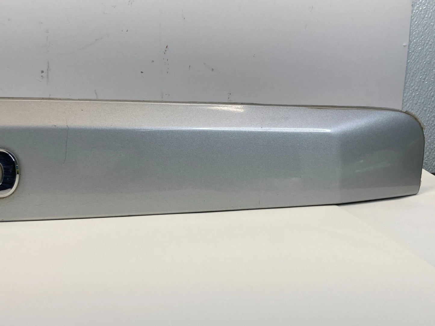 2009-2017 JEEP PATRIOT COMPASS TRUNK TAIL LIFT GATE LID LICENSE PLATE BEZEL OEM
