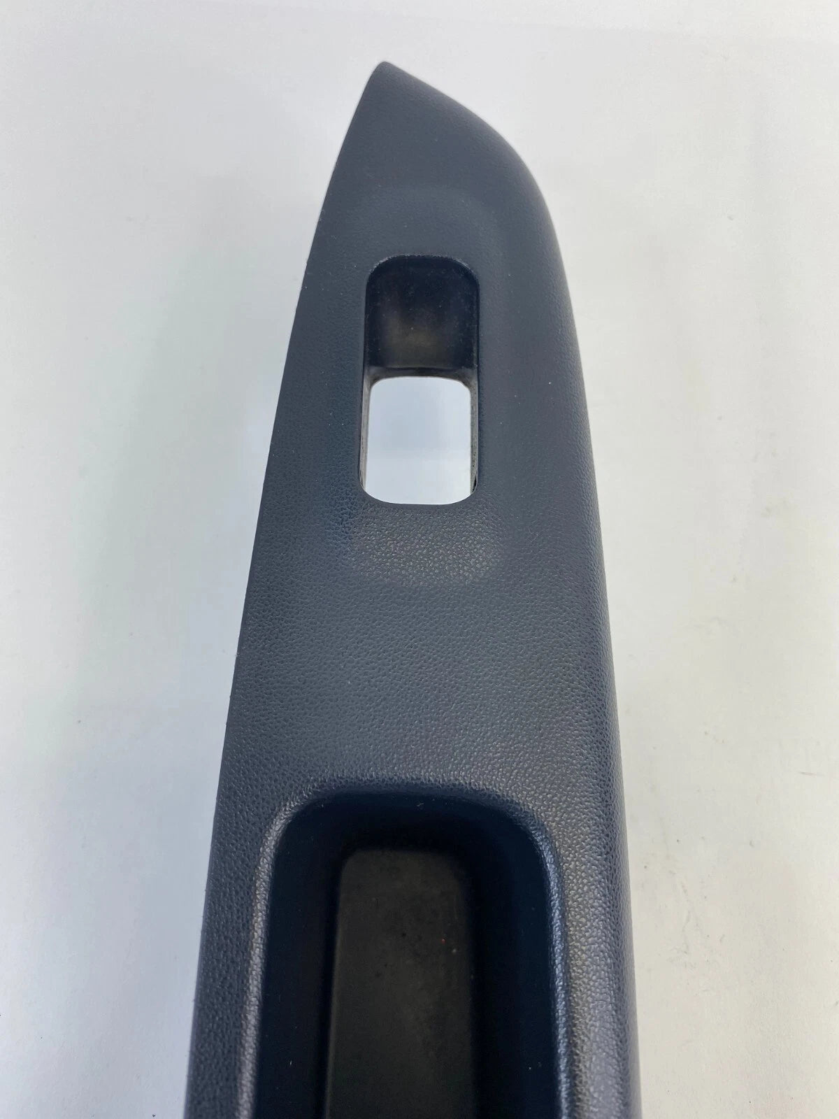 2006 2007 HYUNDAI ACCENT SEDAN REAR LEFT DOOR WINDOW SWITCH BEZEL 83710-1E010
