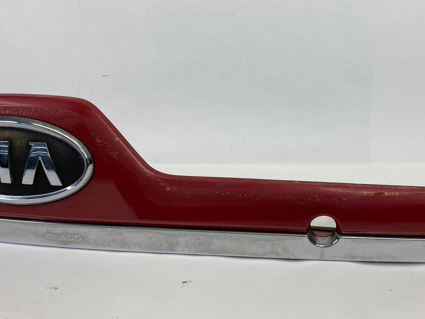 07-09 KIA SPORTAGE REAR TAILGATE LIFTGATE LICENSE MOLDING W/ EMBLEM & LAMP OEM