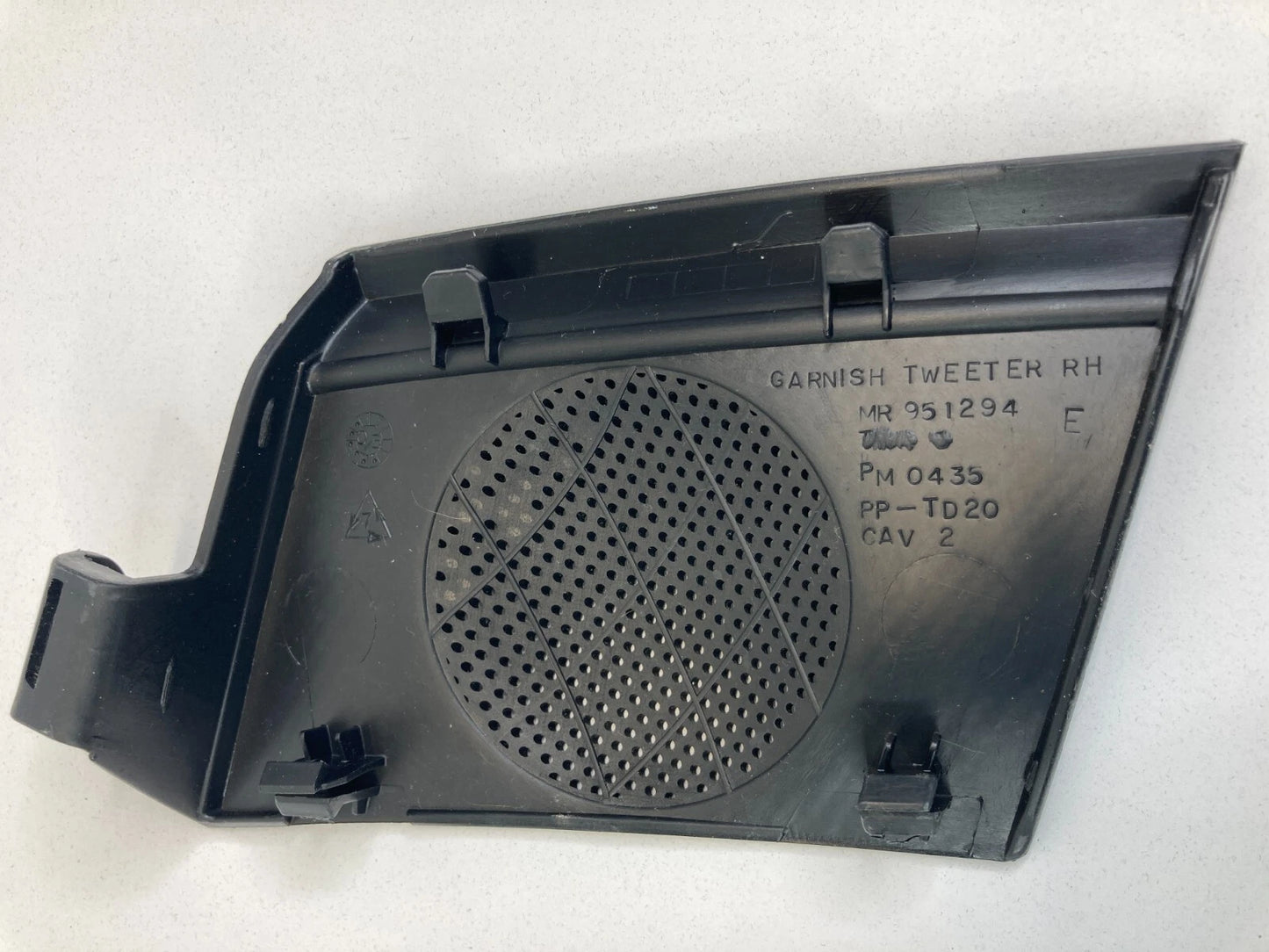 2004-2008 2010 2011 MITSUBISHI ENDEAVOR RIGHT DASH SPEAKER GRILLE BEZEL MR951294
