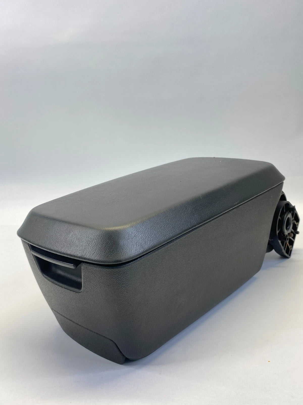 2006-2009 PONTIAC TORRENT FRONT CENTER CONSOLE LID ARMREST ASSEMBLY BLACK OEM