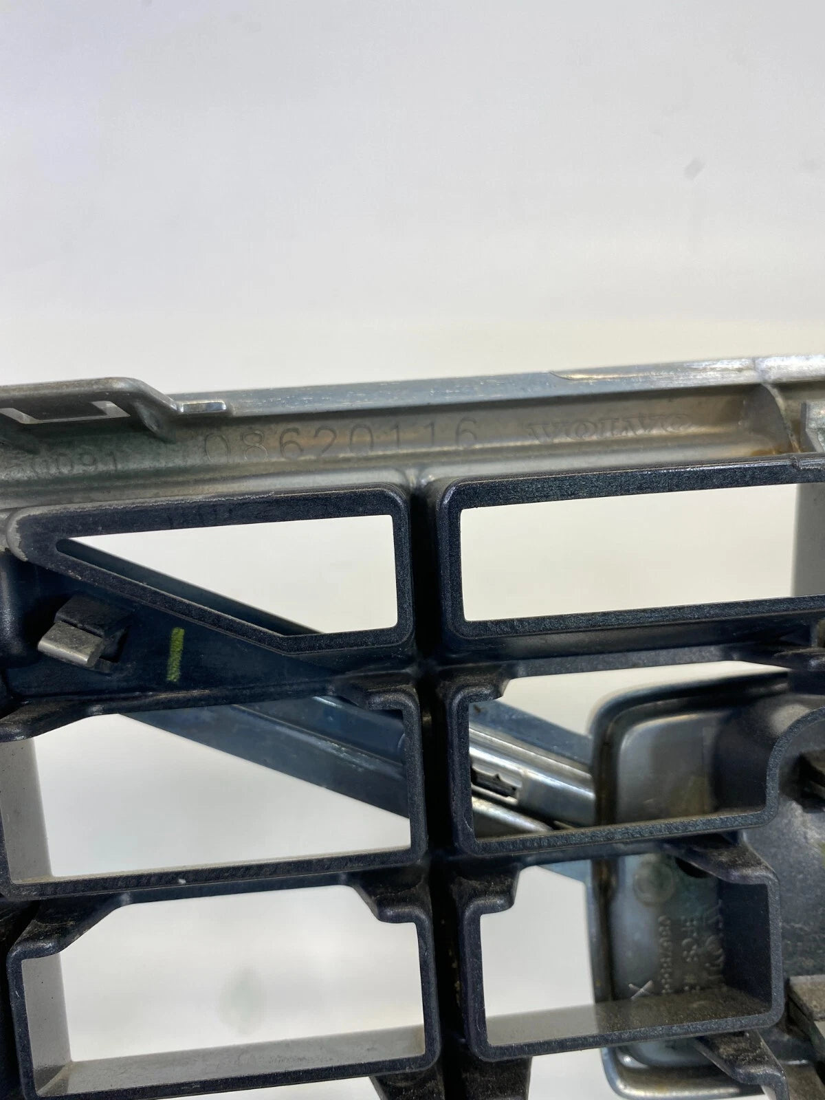 2004 2005 2006 2007 VOLVO S40 FRONT UPPER BUMPER GRILL GRILLE ASSY 08620116 OEM