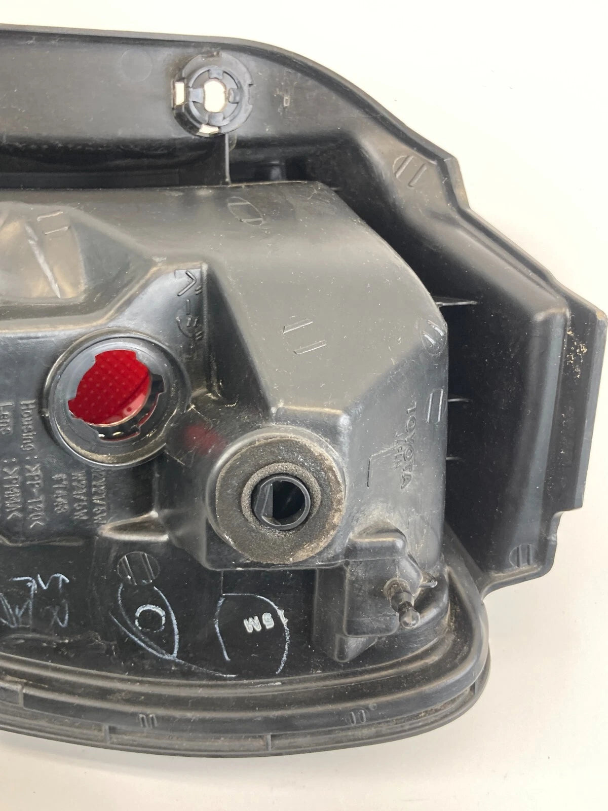 2000-2003 LEXUS RX300 REAR LEFT SIDE QUARTER PANEL MOUNTED TAILLIGHT LAMP OEM