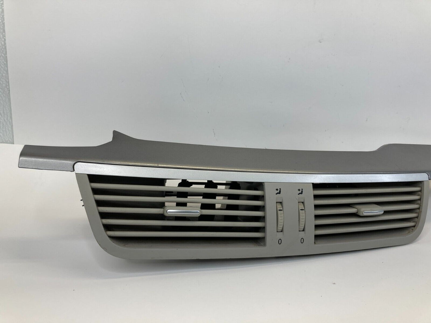 2009-2014 Volkswagen Routan Center Dash A/C Air Vent Grille Trim Molding Panel