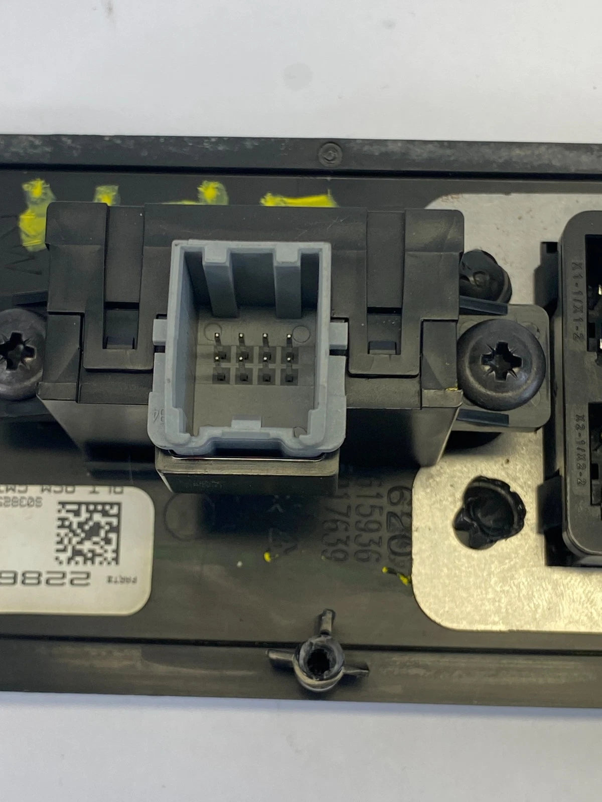 13-17 CHEVROLET TRAVERSE REAR CENTER CONSOLE 120V POWER PLUG RCA OUTLET 22864177