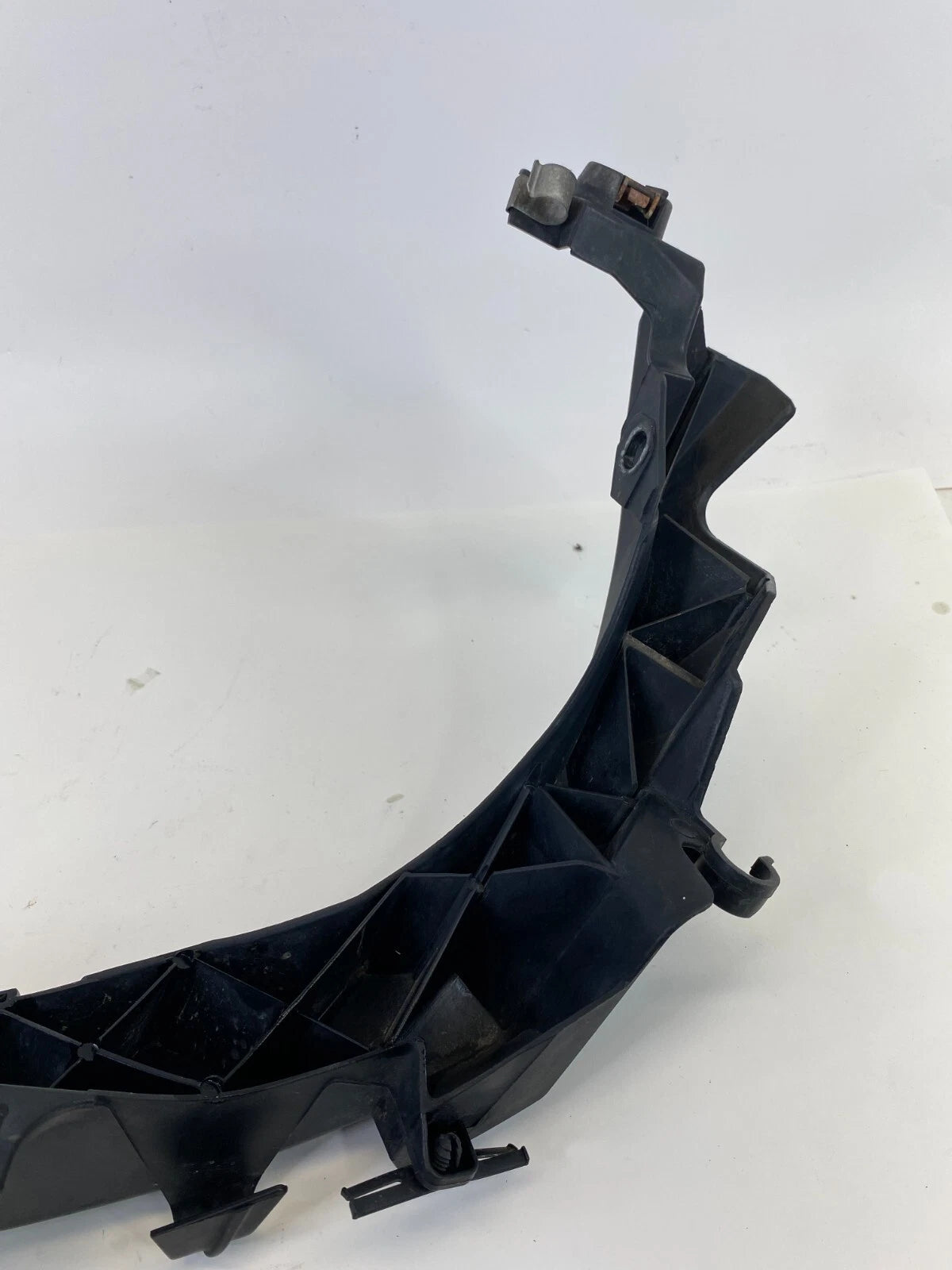 2006 BMW 330xi 330i FRONT RIGHT HEADLIGHT MOUNT BRACKET OEM FACTORY 51117116708