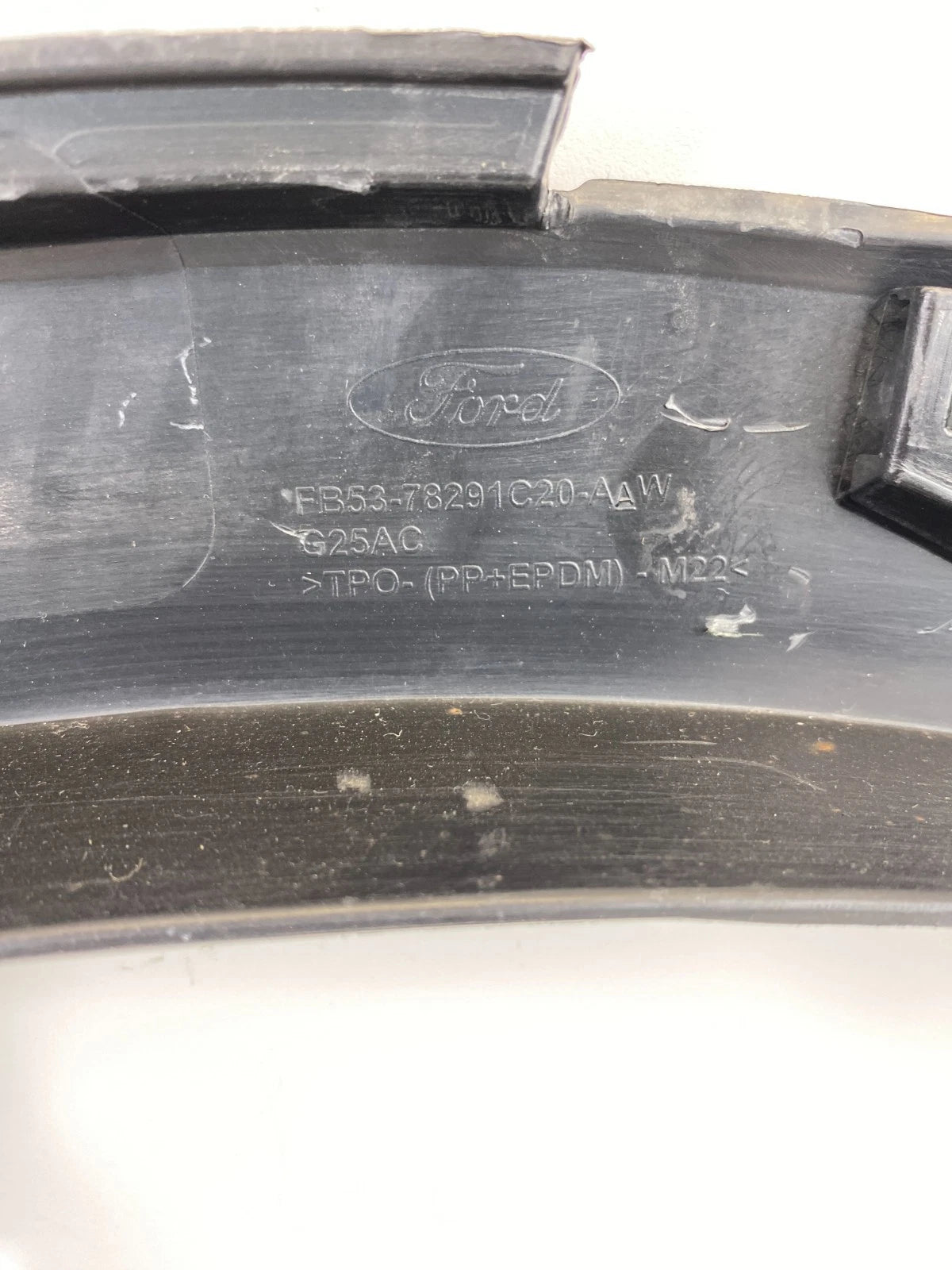 13-19 FORD INTERCEPTOR UTILITY REAR RIGHT SIDE QUARTER WHEEL OPENING MOLDING