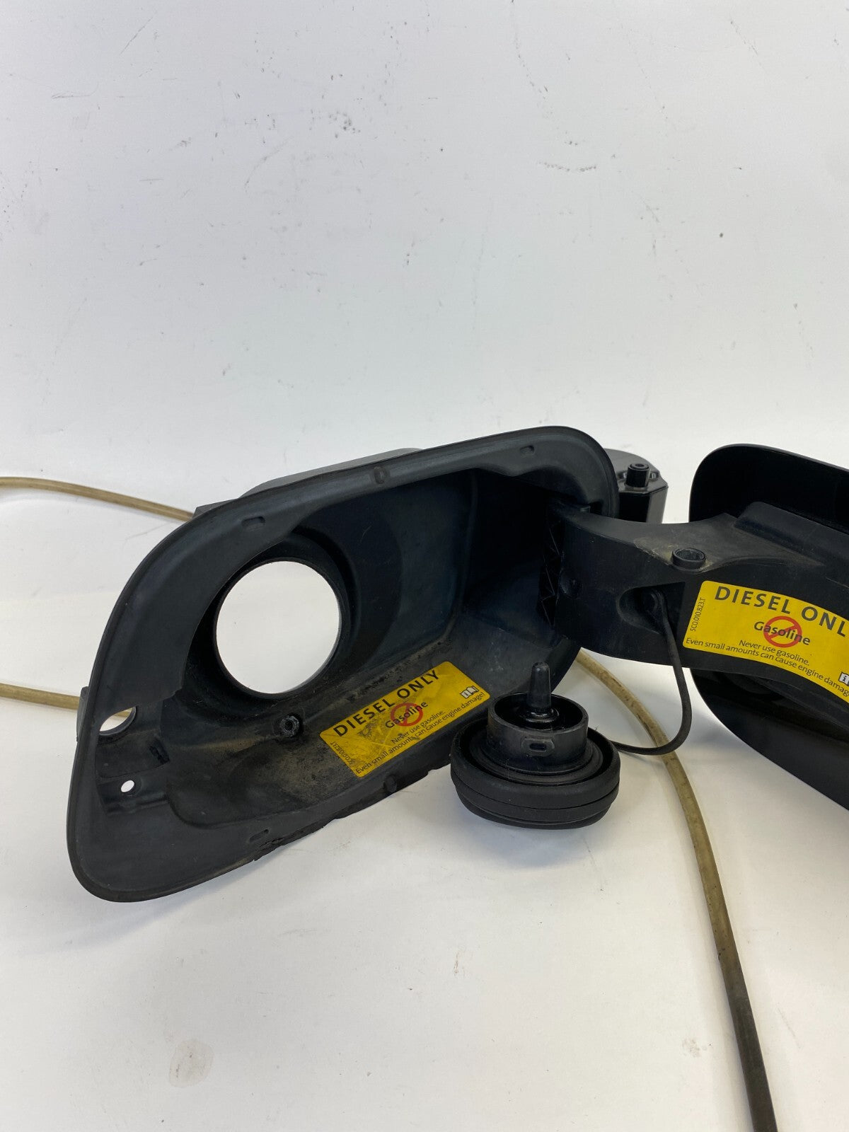 2011-2017 Volkswagen Touareg Fuel Filler Door Gas Tank Cap Lid 7P6-809-857 OEM