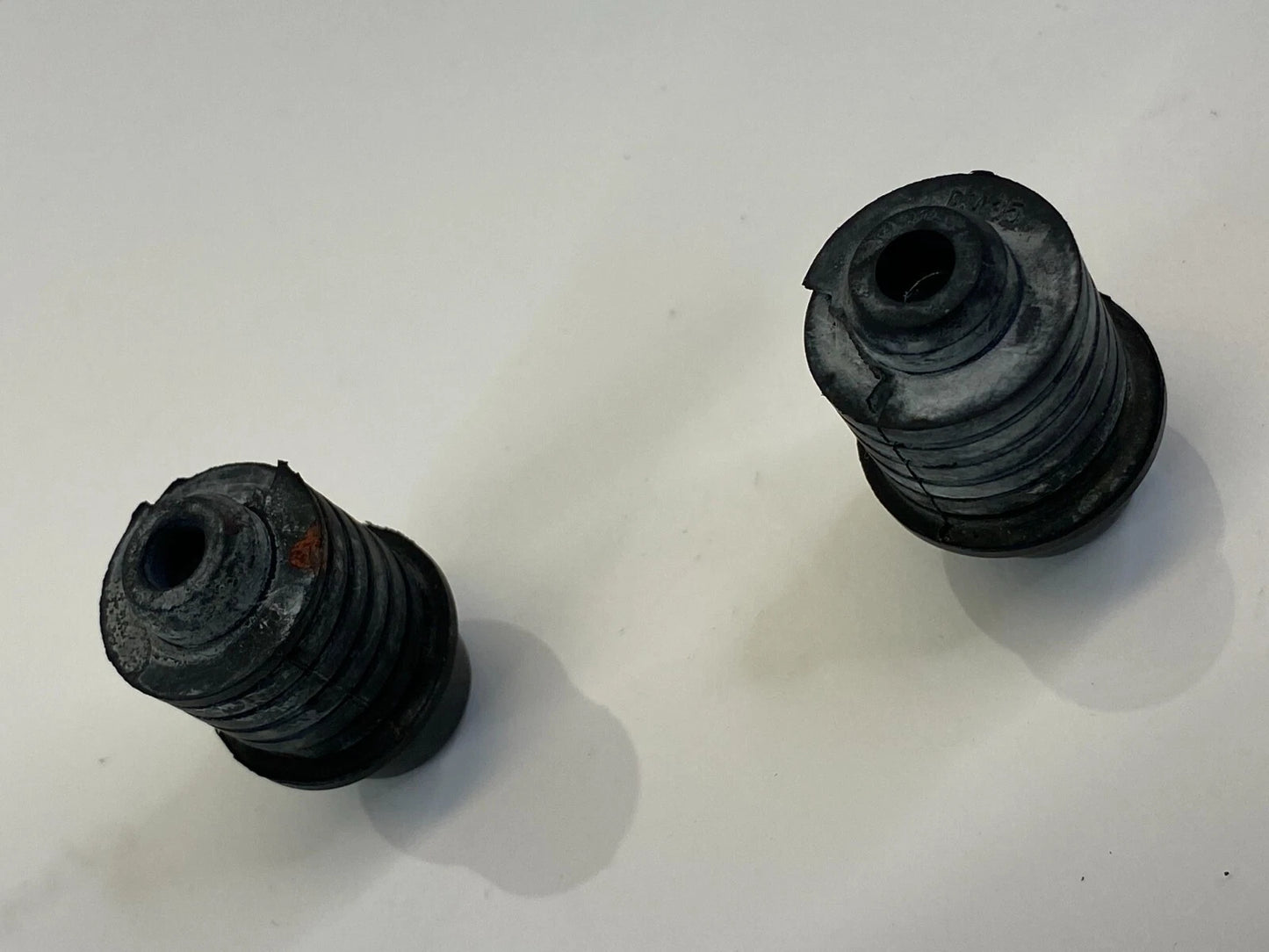 2008-2010 SATURN VUE FRONT HOOD RUBBER STOPPER ADJUSTER CUSHION PAIR SET OEM