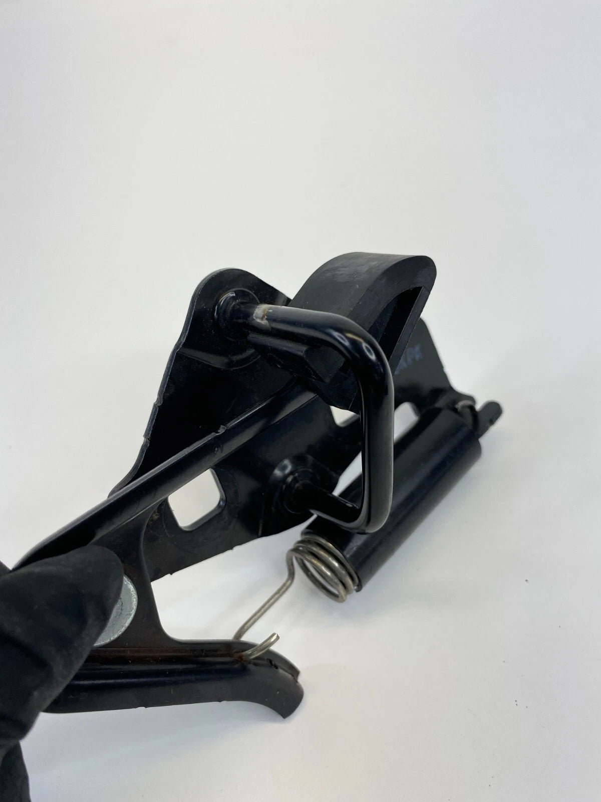 06-09 MILAN 06-12 FUSION REAR TRUNK LID LOCK LATCH STRIKER RELEASE 54404B12 OEM