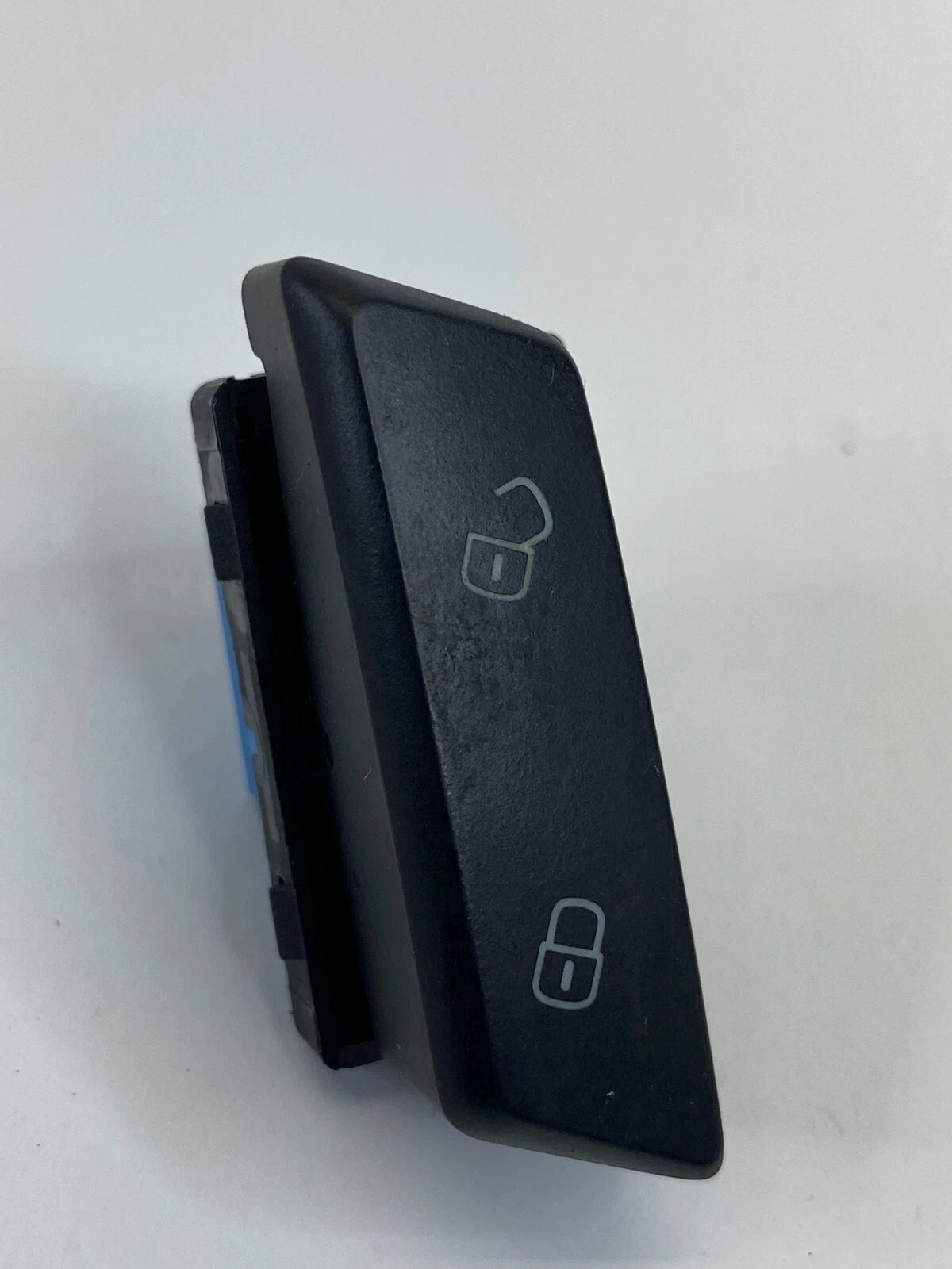 2012-2015 VW VOLKSWAGEN PASSAT REAR RIGHT SIDE DOOR LOCK SWITCH 561962136 OEM