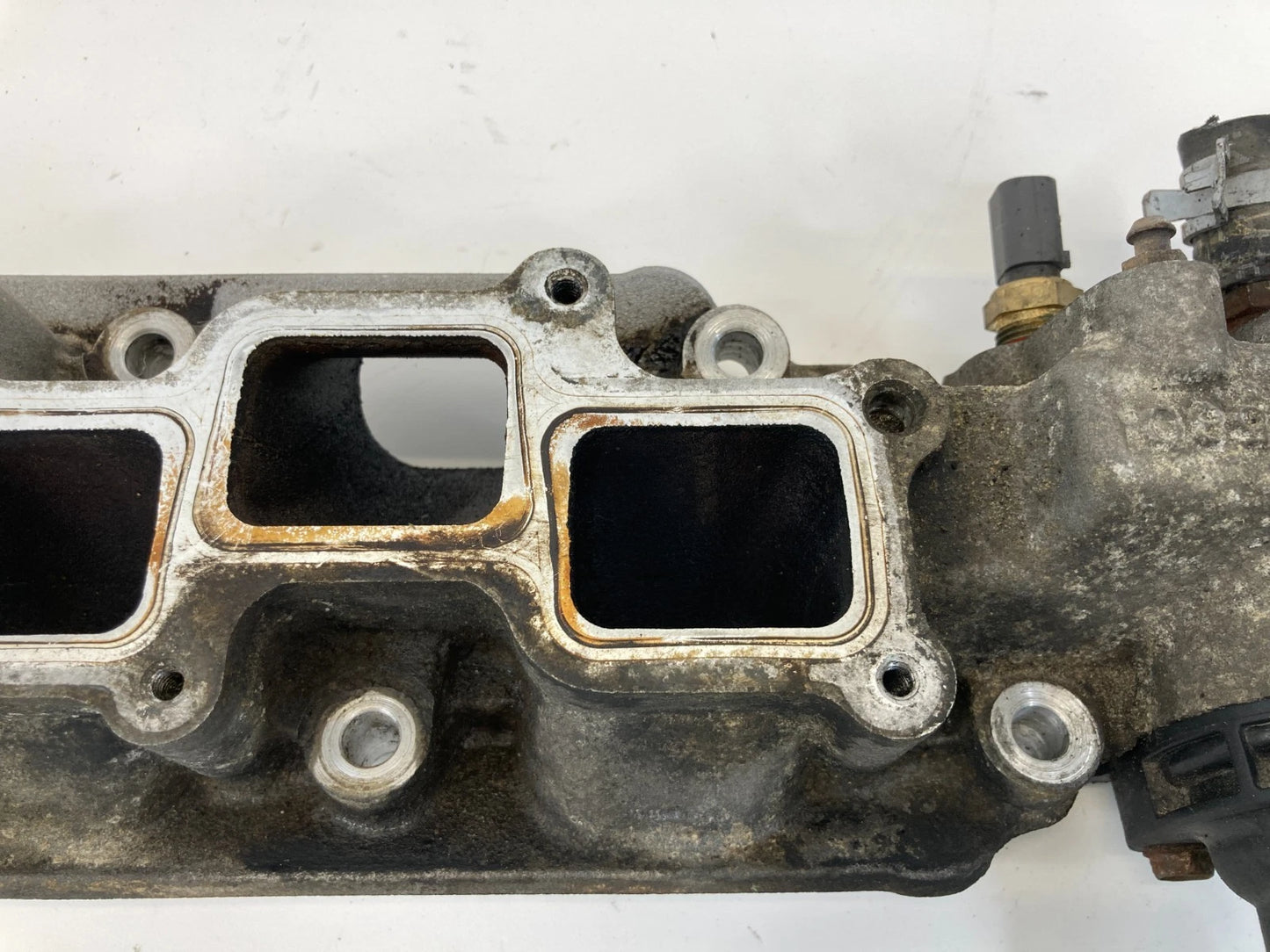 2009 2010 CHRYSLER TOWN & COUNTRY ENGINE LOWER INTAKE MANIFOLD 04892234AA OEM