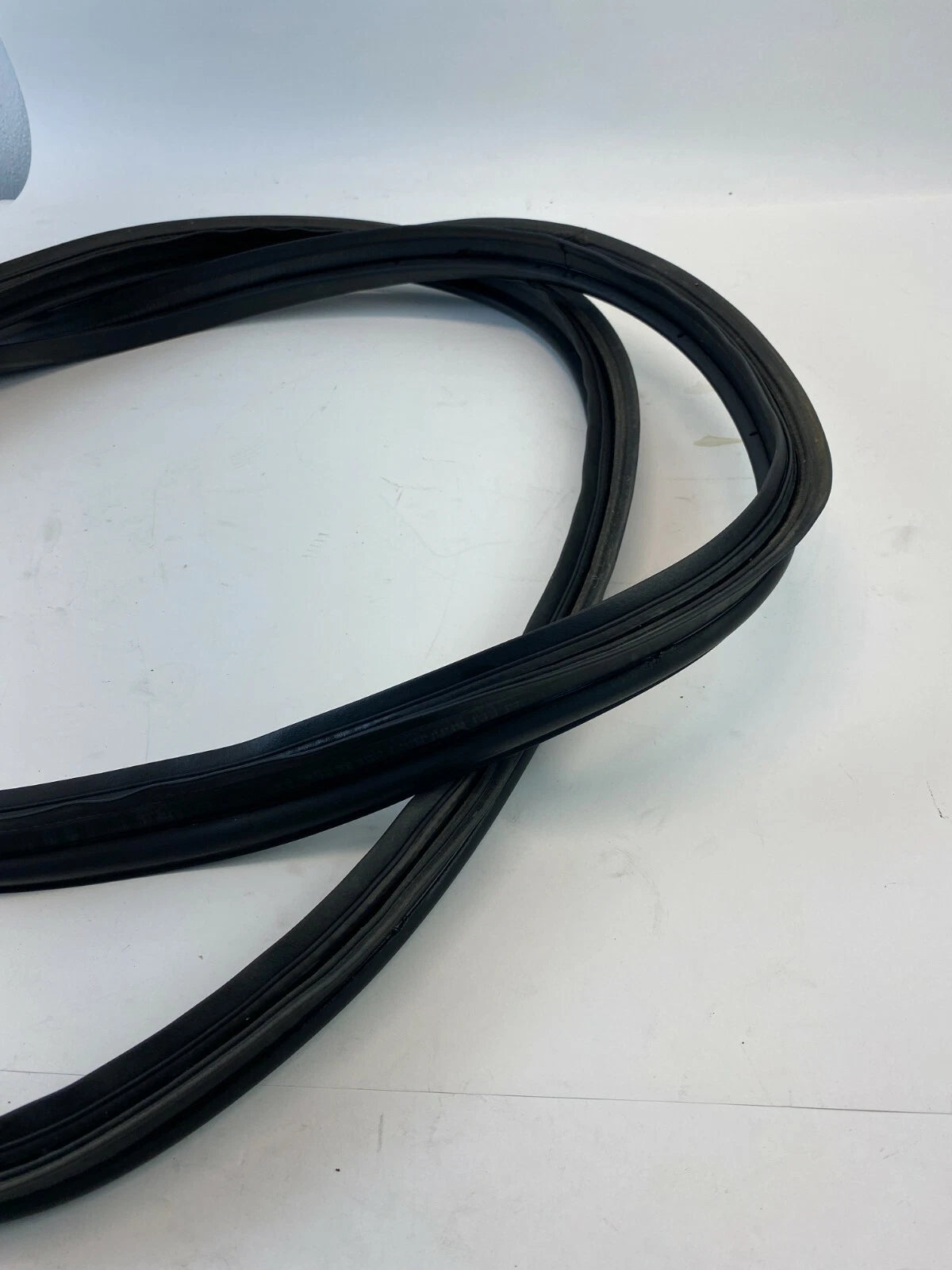 2005 06 07 08 09 FORD MUSTANG REAR TRUNK LID DECK RUBBER WEATHERSTRIP SEAL OEM