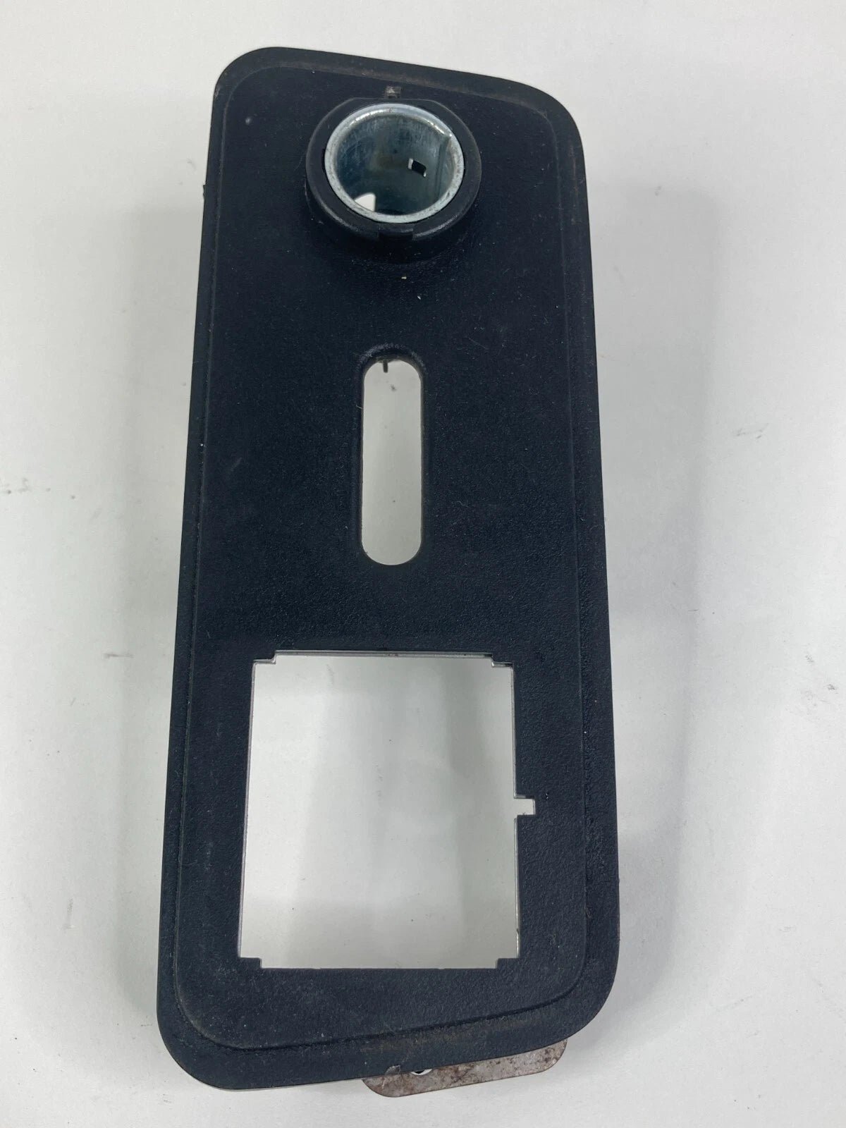 08-10 BUICK ENCLAVE REAR CENTER CONSOLE AUXILIARY POWER PORT BEZEL 25808137 OEM