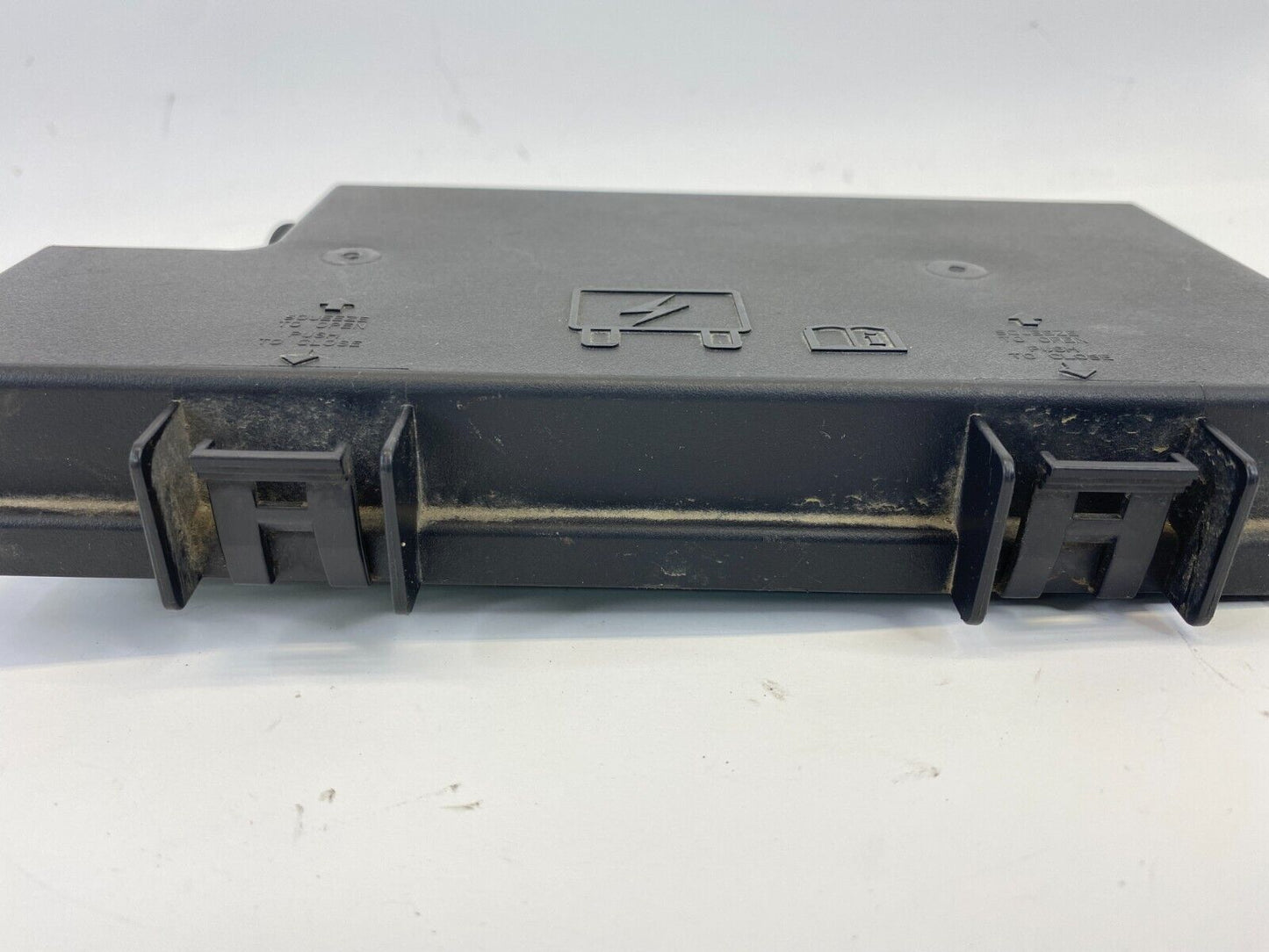 2009 2010 Volkswagen Routan 4.0L Engine Relay Fuse Box Lid Cover R62337-001