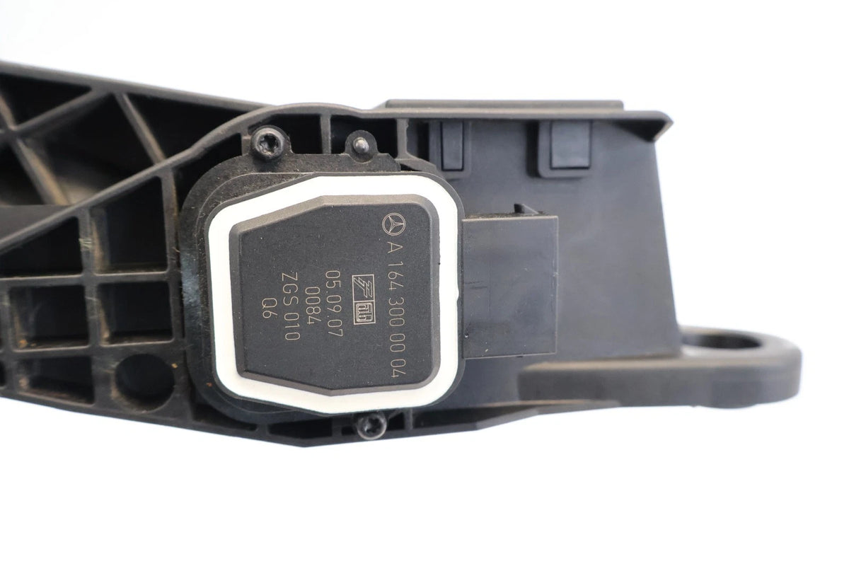 2006-2013 MERCEDES W251 R350 R500 ACCELERATOR GAS PEDAL SENSOR A1643000004 OEM