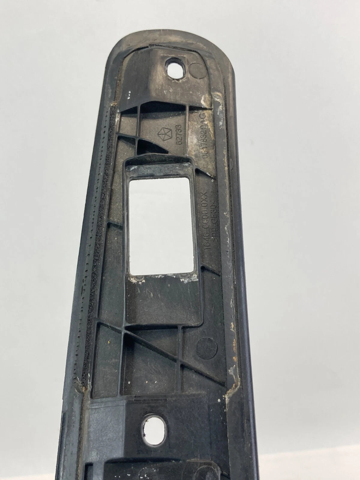 2011 DODGE JOURNEY REAR LIFTGATE HANDLE MOLDING TRIM LICENSE LAMP 05178320AC OEM