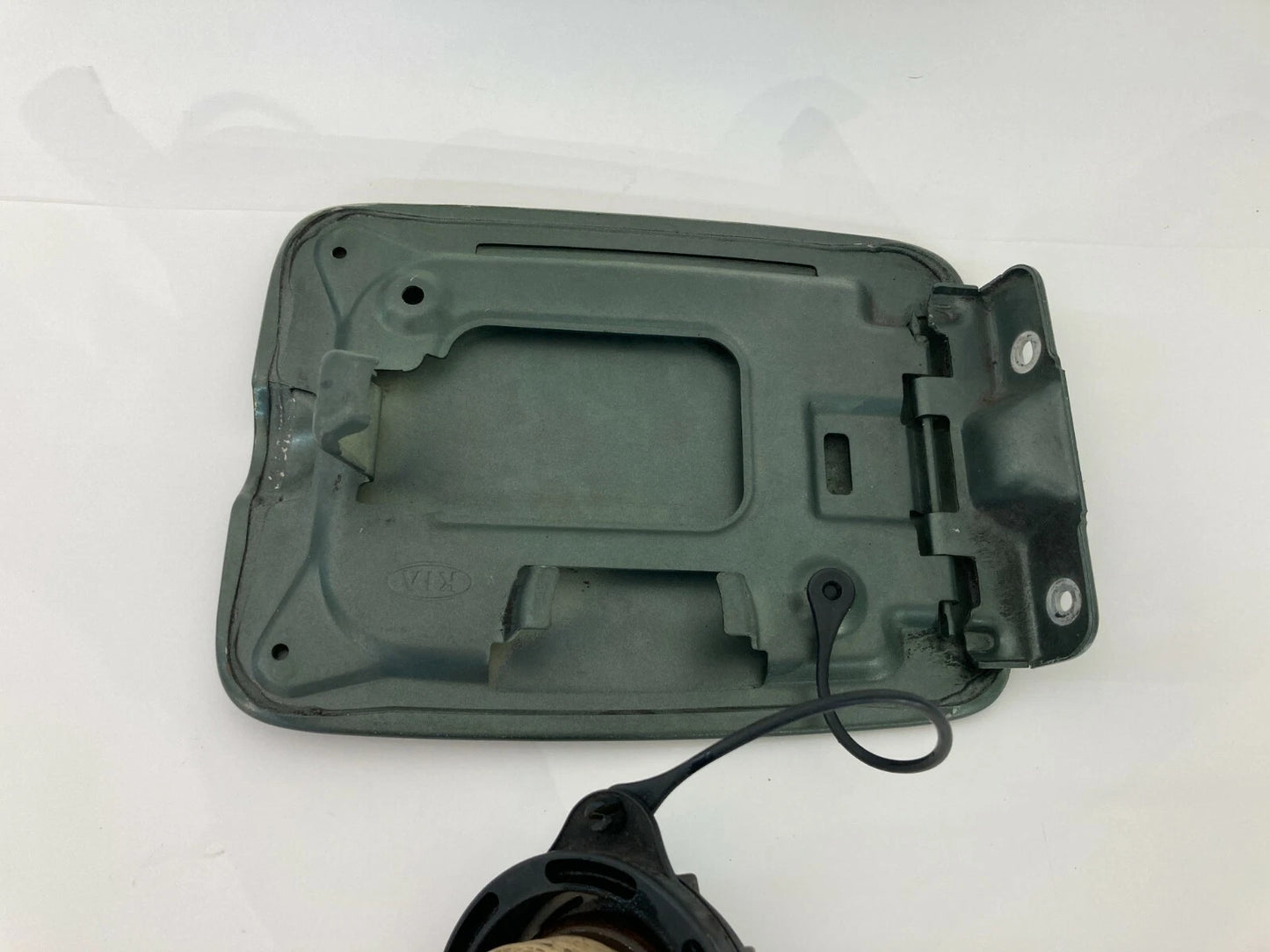 03 04 05 06 07 08 09 KIA SORENTO FUEL FILLER TANK DOOR GAS LID COVER ASSEMBLY