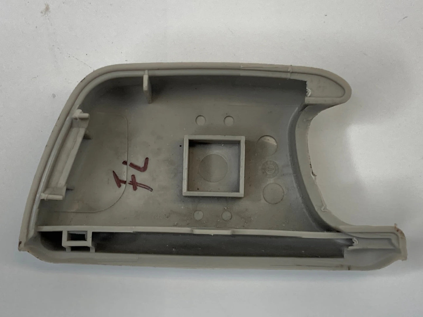 2007 CHRYSLER 300 FRONT LEFT SIDE SEAT BELT TURNING LOOP COVER TRIM 2024408 OEM