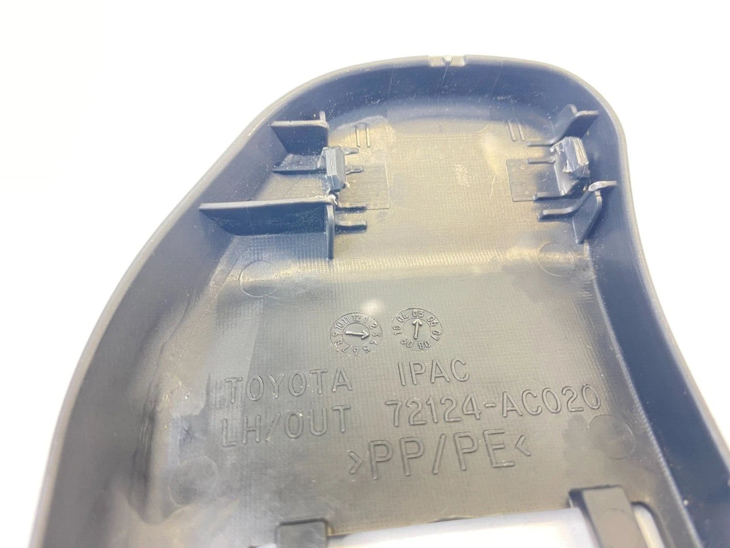 2005-2010 TOYOTA AVALON FRONT LEFT OUTER SEAT TRACK END COVER TRIM 72124-AC020