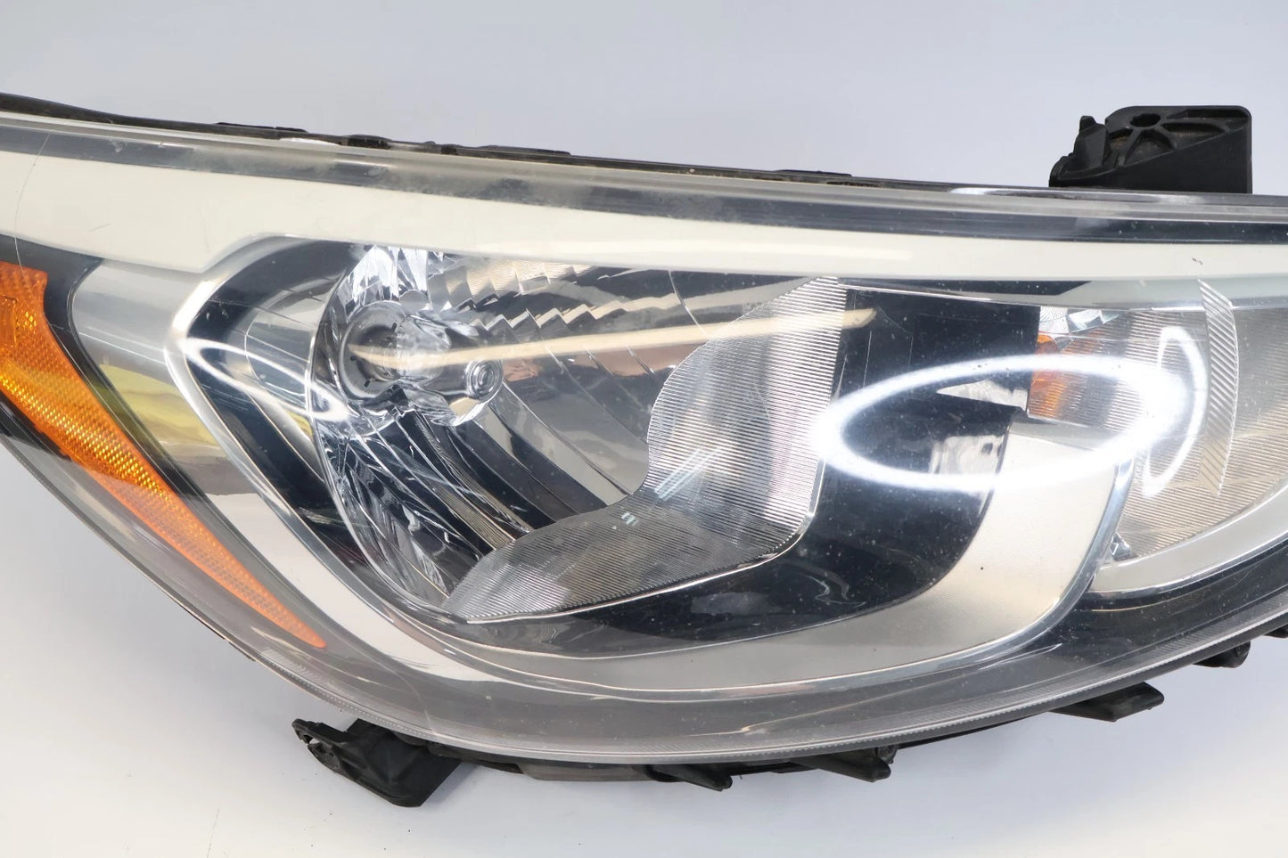 2015-2017 HYUNDAI ACCENT FRONT RIGHT PASSENGER HEADLIGHT HEADLAMP HALOGEN OEM