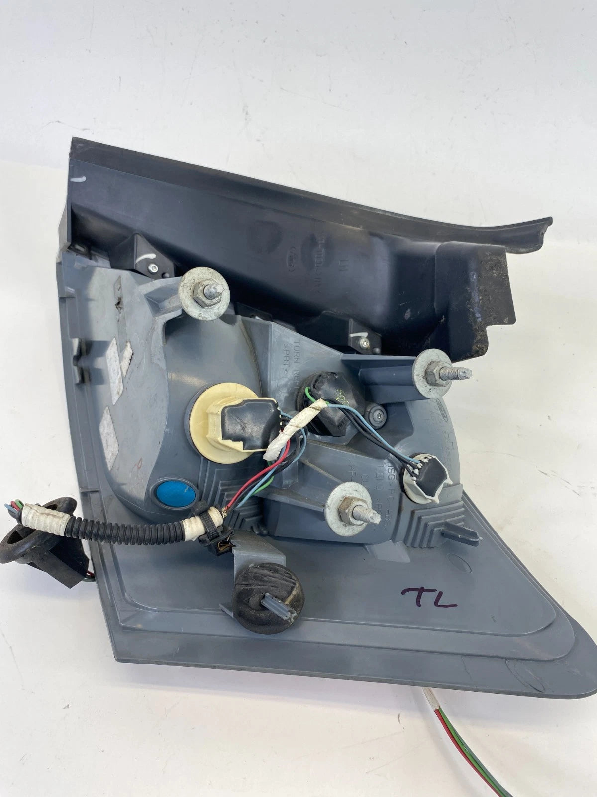 2010-2012 FORD TAURUS REAR LEFT DRIVER OUTER QUARTER TAIL LIGHT TAILLIGHT OEM