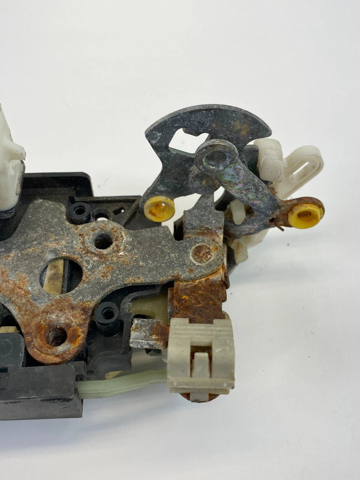 2000-2005 CADILLAC DEVILLE SEDAN REAR RIGHT SIDE DOOR LOCK LATCH ASSEMBLY
