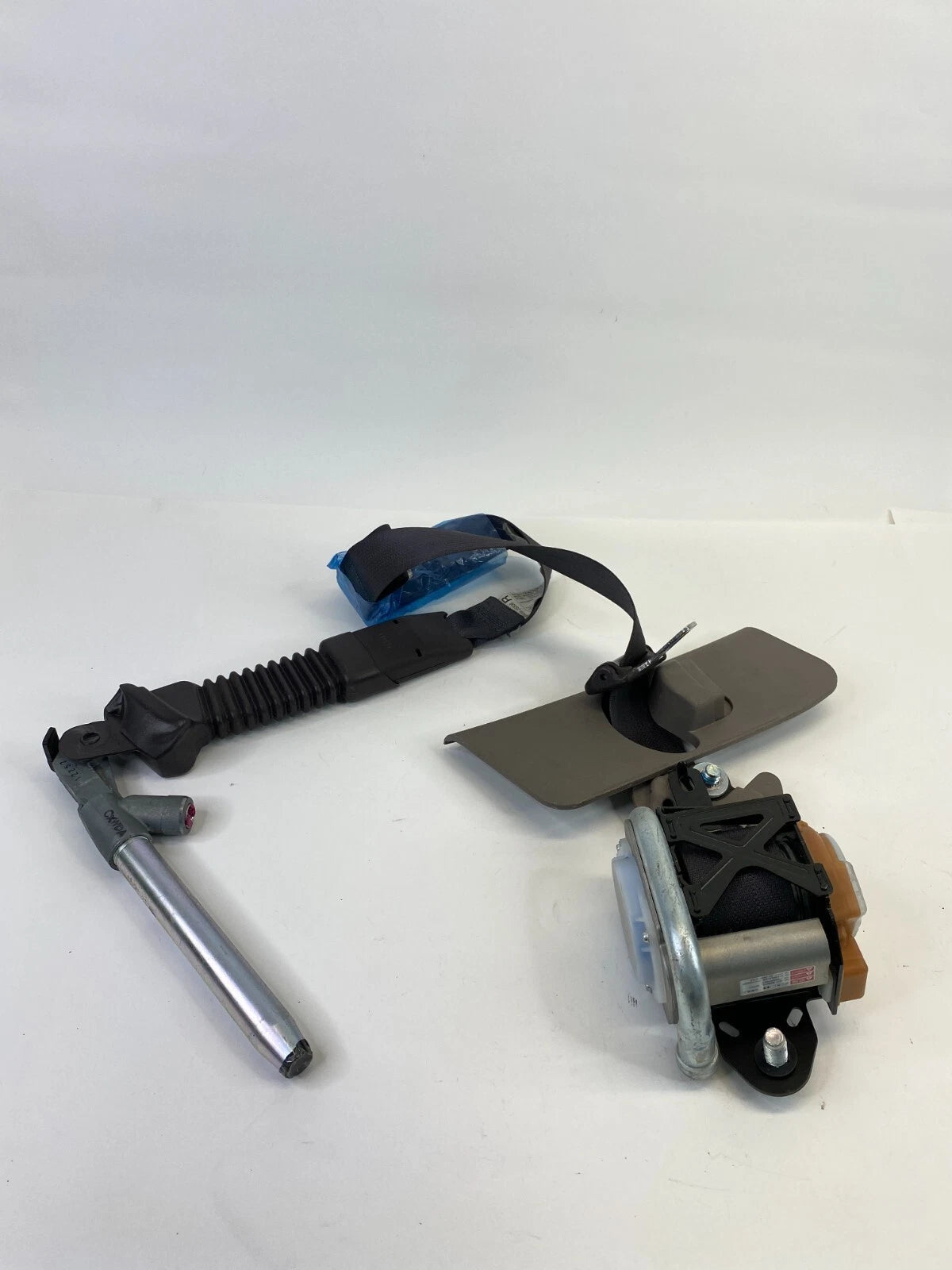 2010-2015 HYUNDAI TUCSON FRONT RIGHT SEAT BELT PASSENGER RETRACTOR 2S506MBS OEM